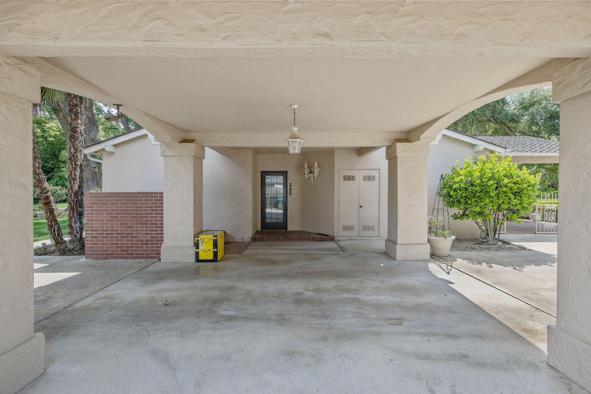 1409 W Beverly Dr, Visalia, CA 93277
