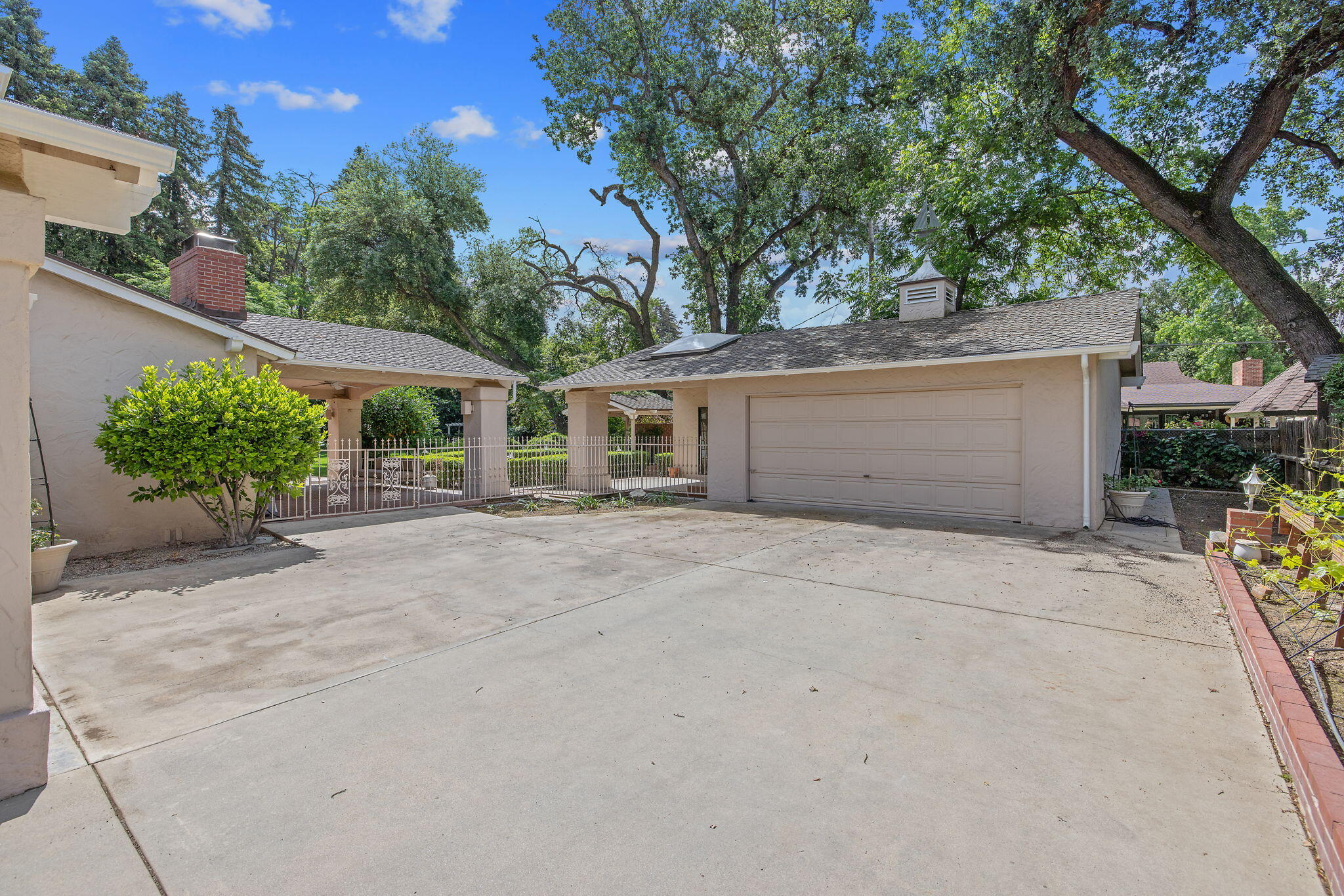 1409 W Beverly Dr, Visalia, CA 93277