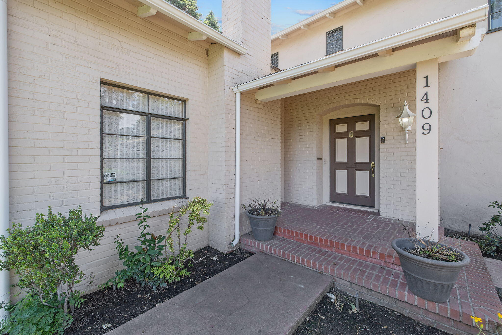 1409 W Beverly Dr, Visalia, CA 93277