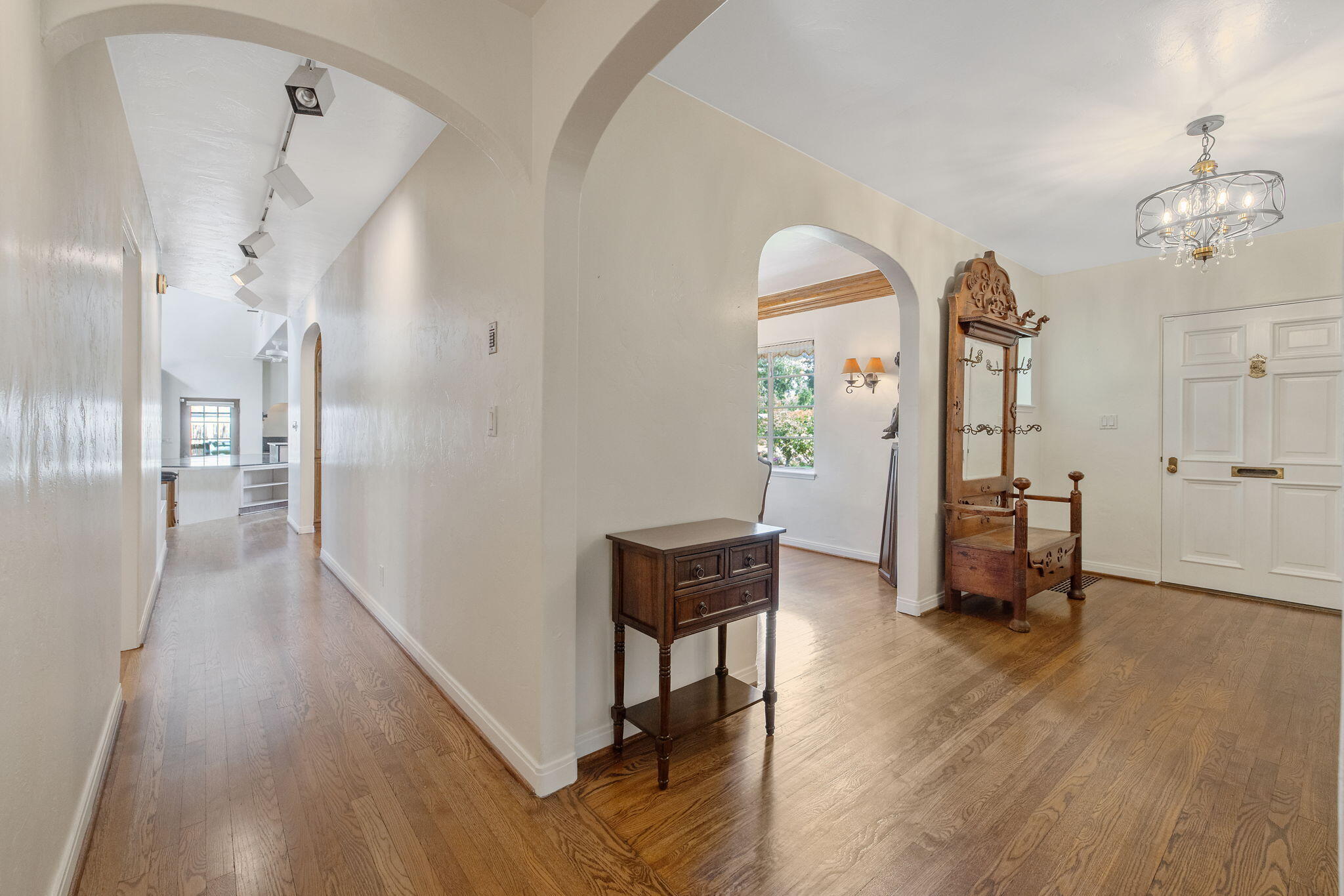 1409 W Beverly Dr, Visalia, CA 93277