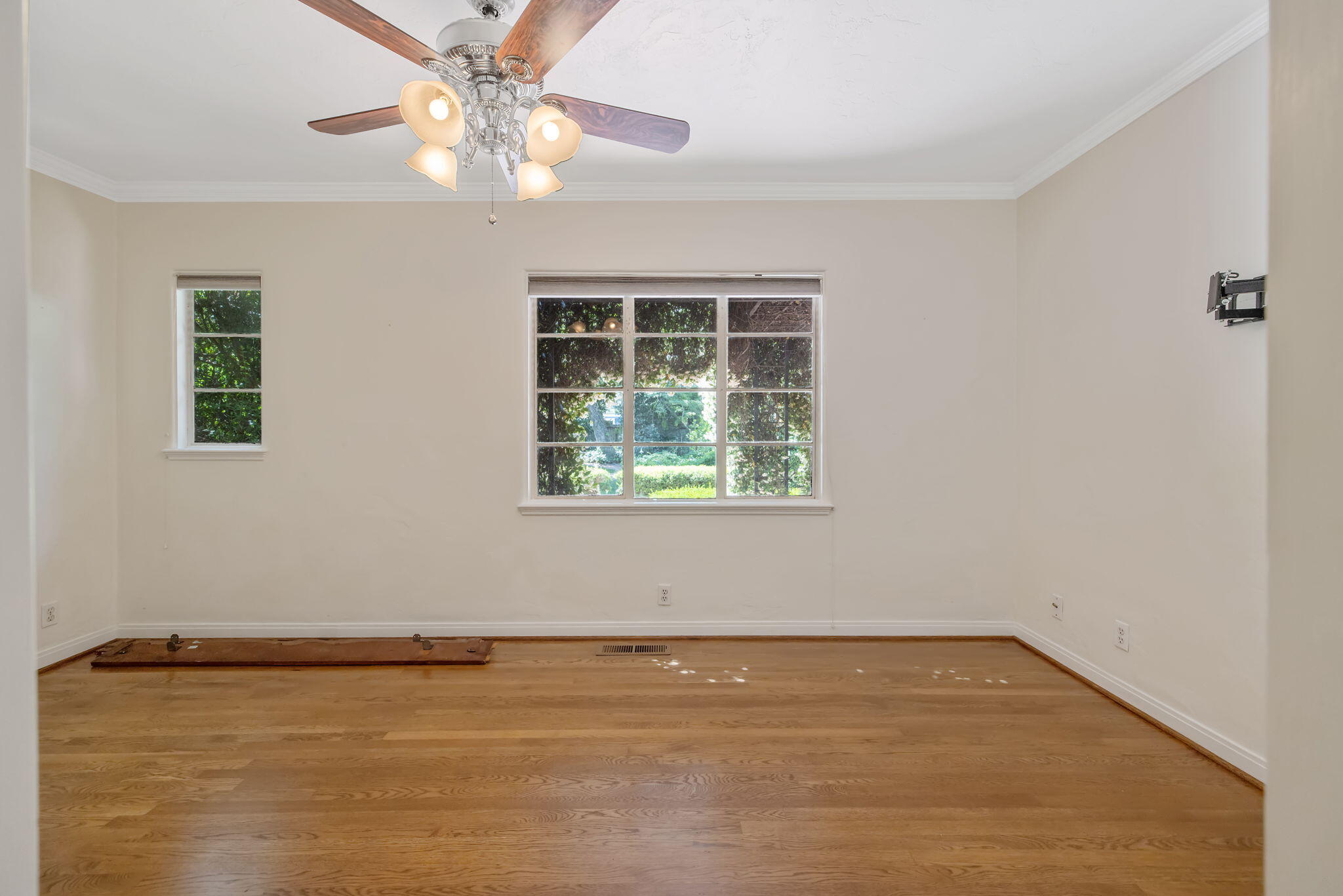1409 W Beverly Dr, Visalia, CA 93277