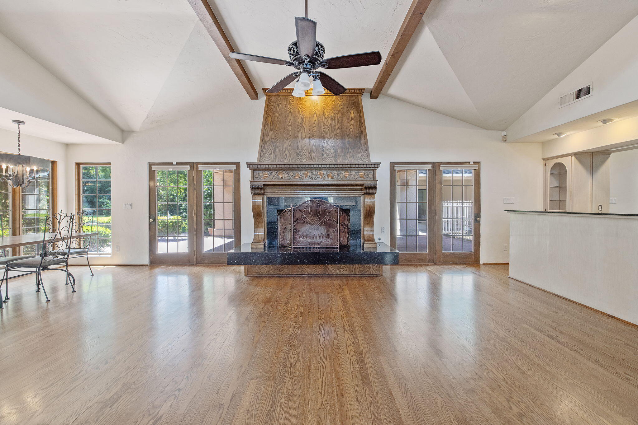 1409 W Beverly Dr, Visalia, CA 93277