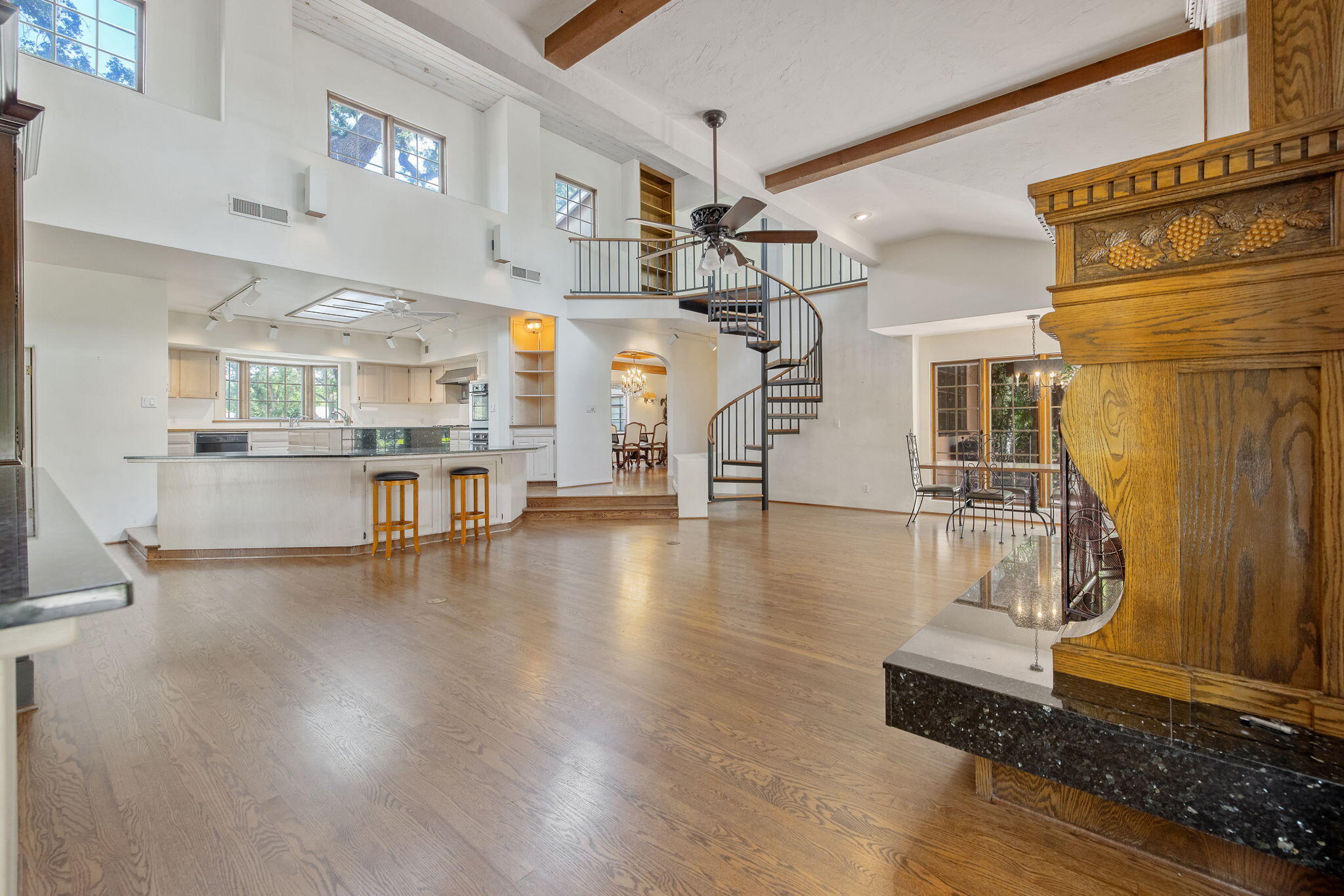1409 W Beverly Dr, Visalia, CA 93277
