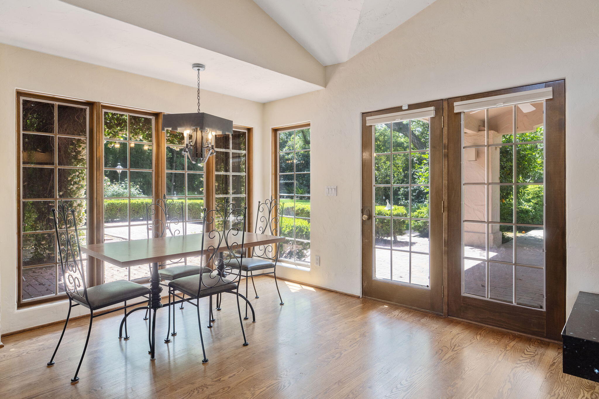 1409 W Beverly Dr, Visalia, CA 93277
