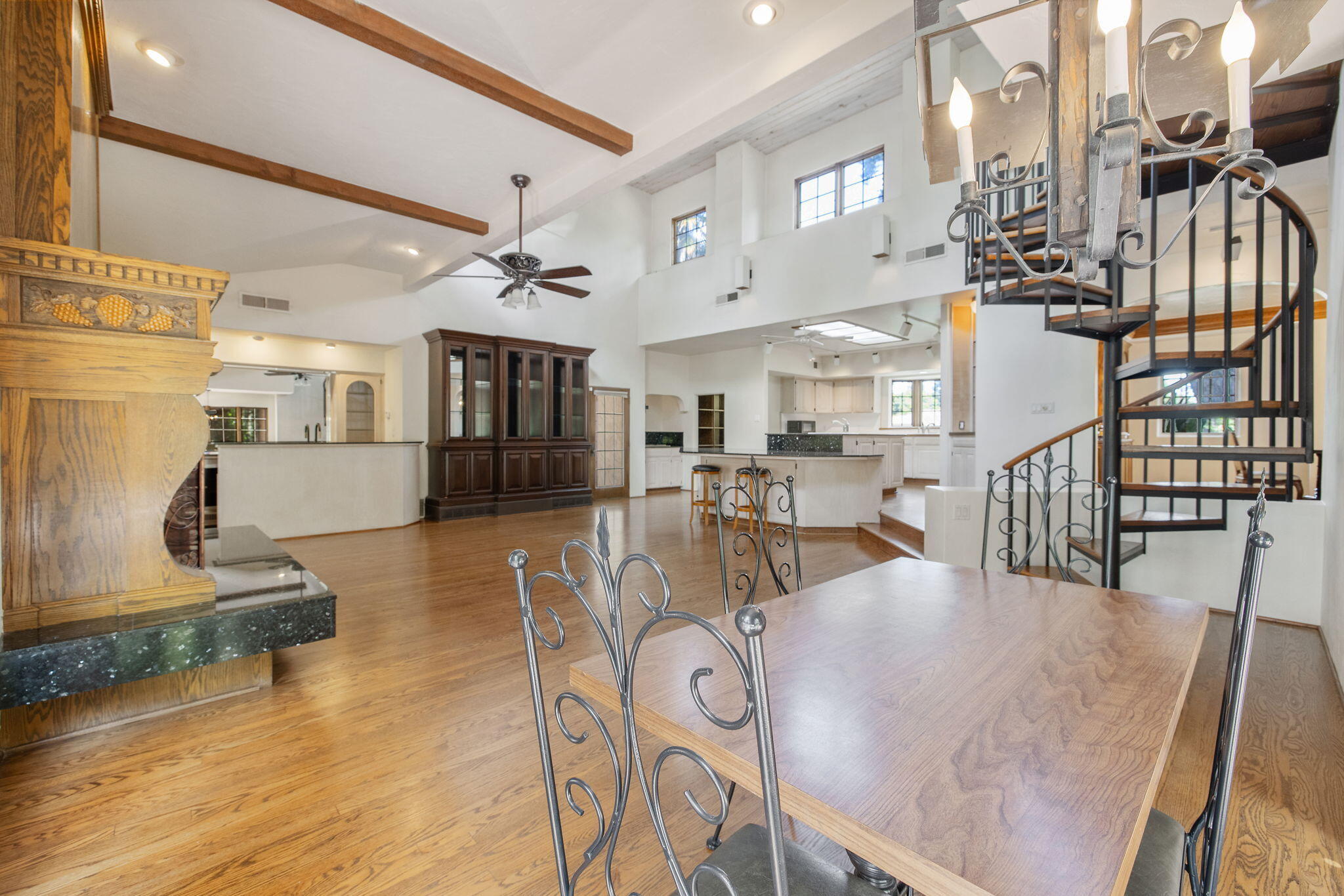 1409 W Beverly Dr, Visalia, CA 93277