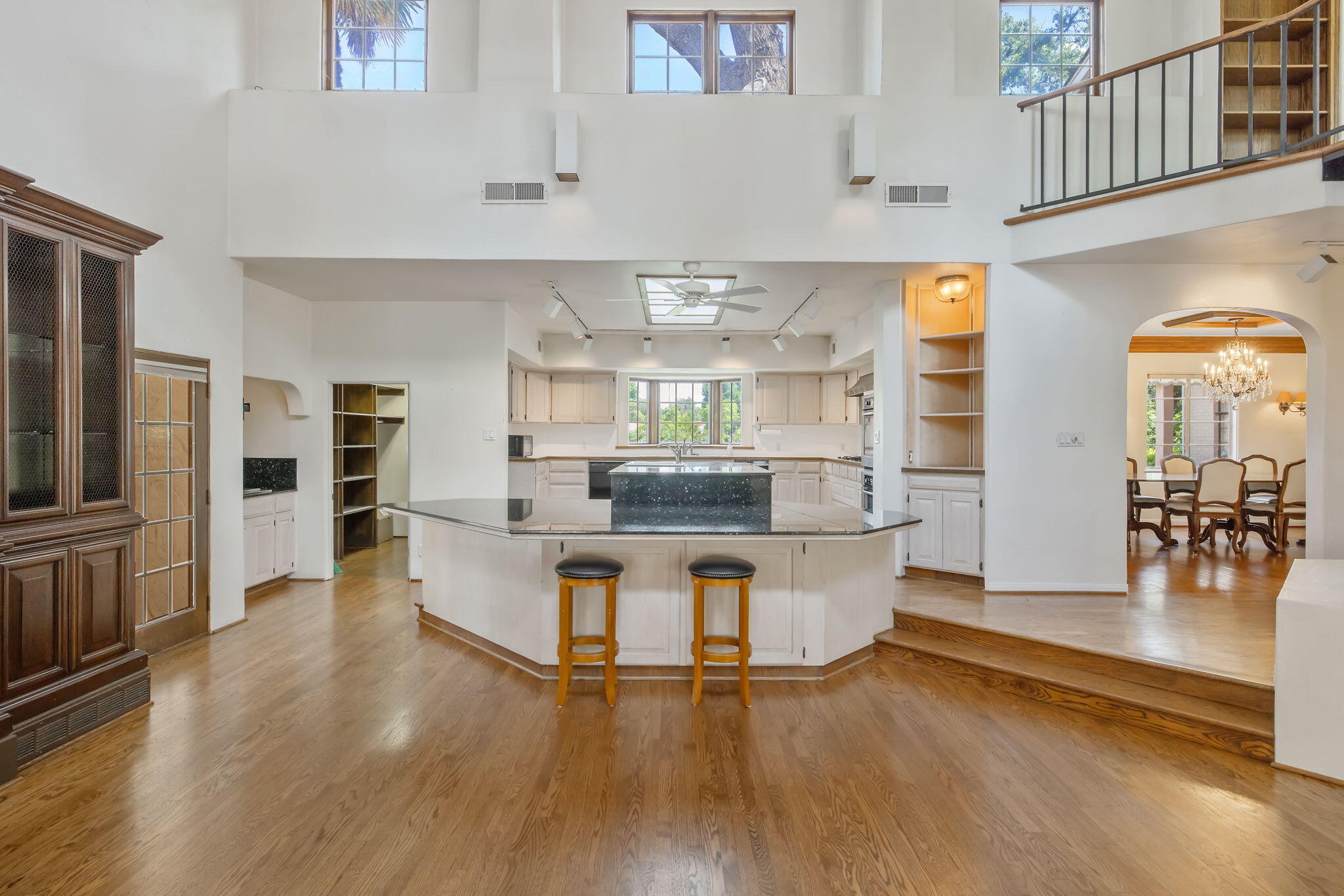 1409 W Beverly Dr, Visalia, CA 93277