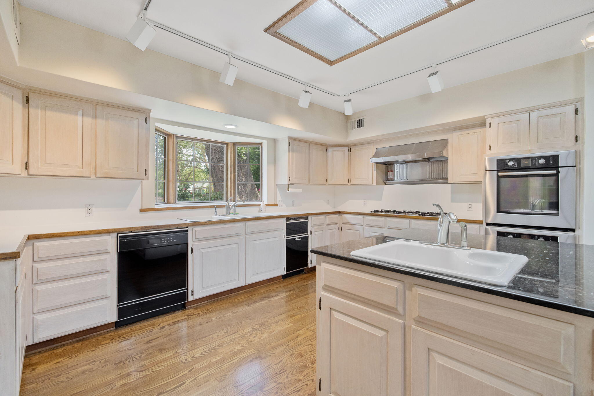 1409 W Beverly Dr, Visalia, CA 93277