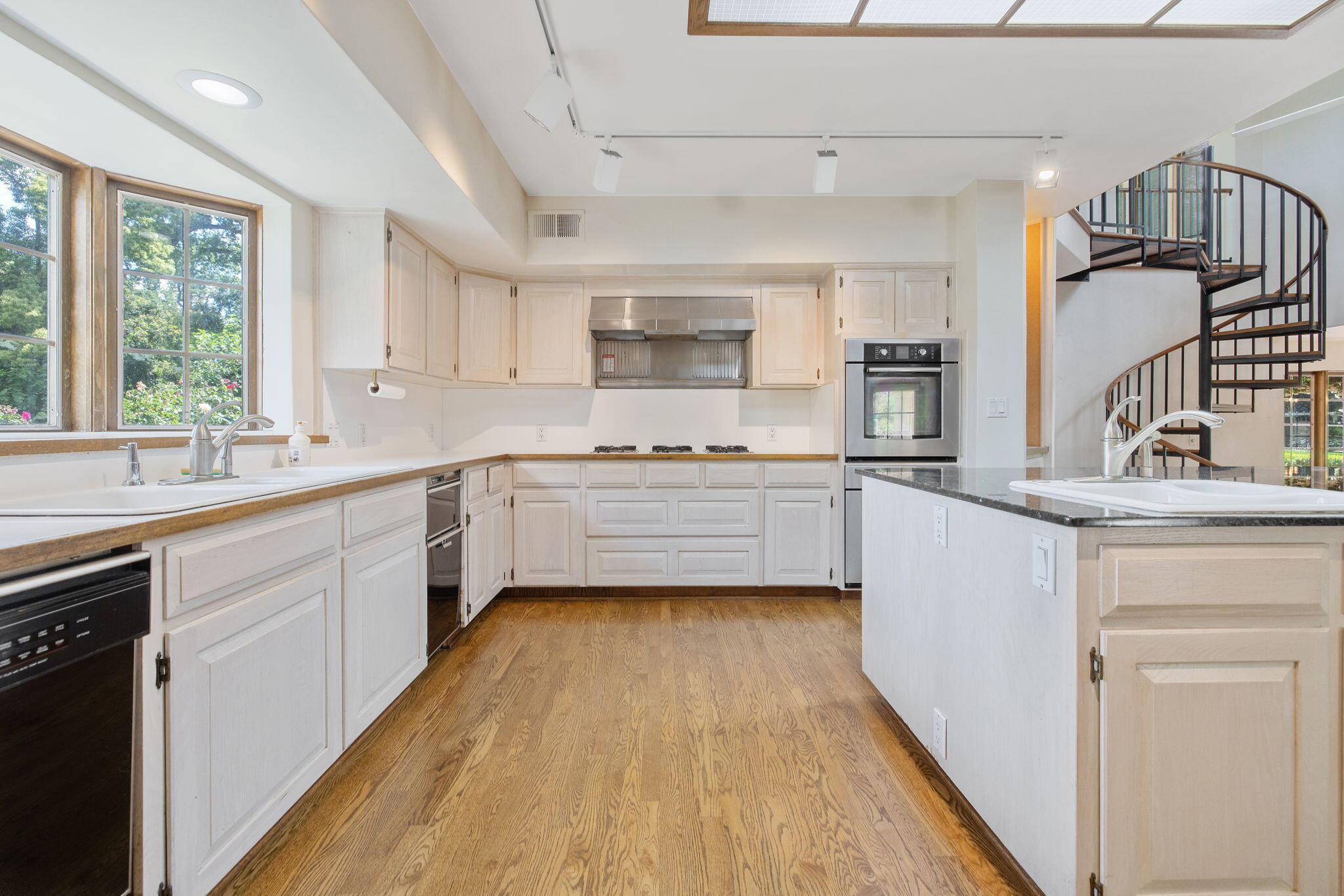 1409 W Beverly Dr, Visalia, CA 93277