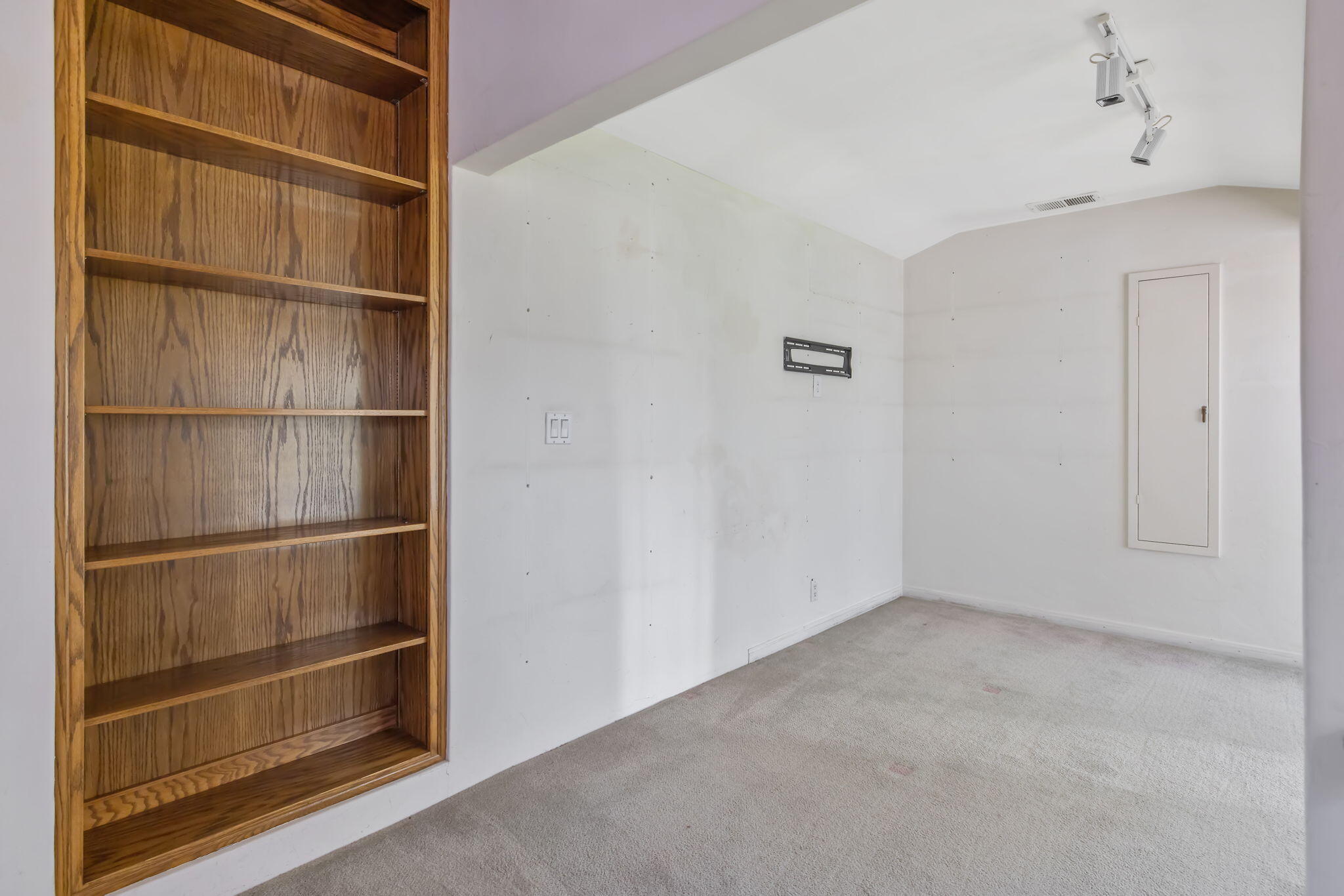 1409 W Beverly Dr, Visalia, CA 93277