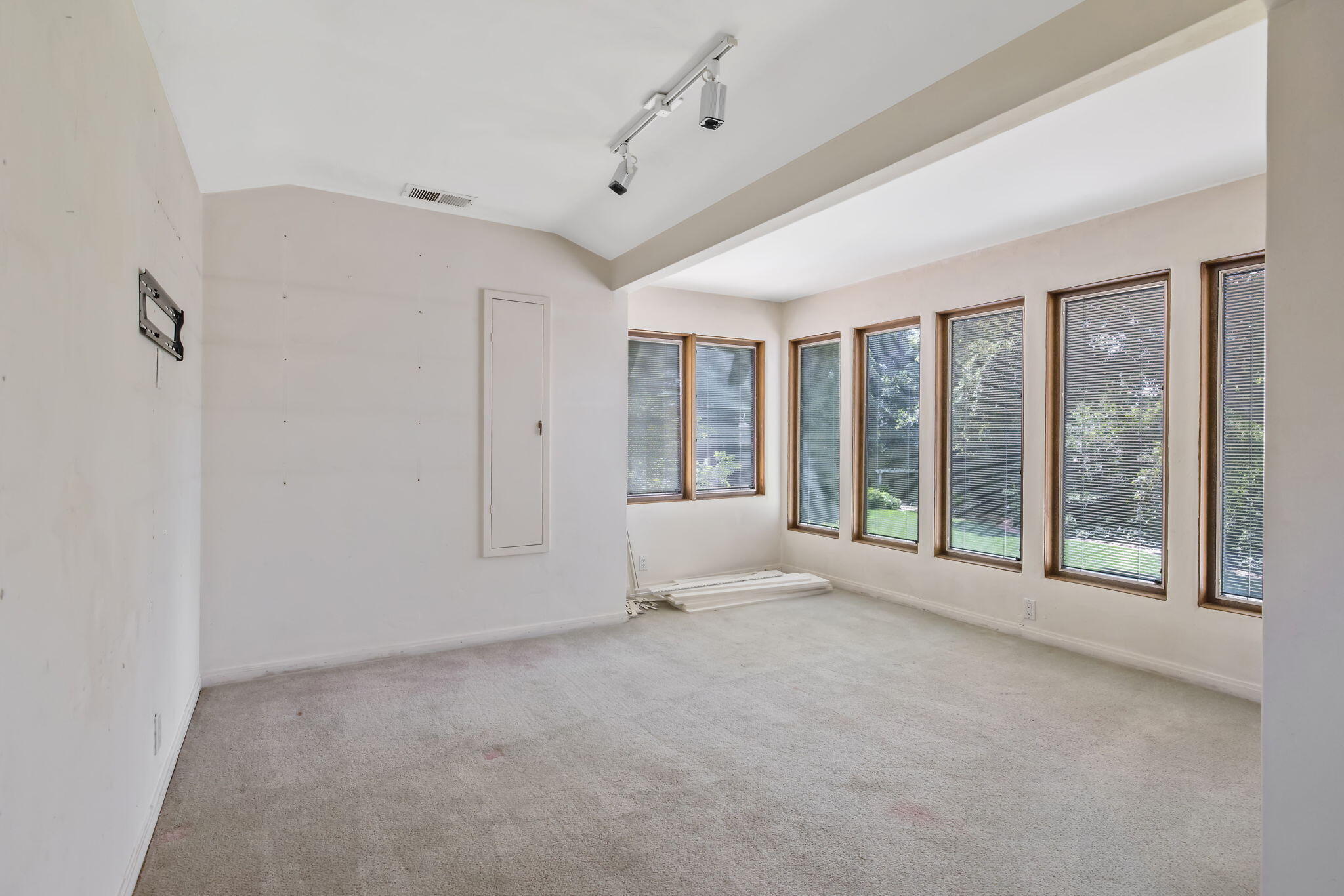 1409 W Beverly Dr, Visalia, CA 93277