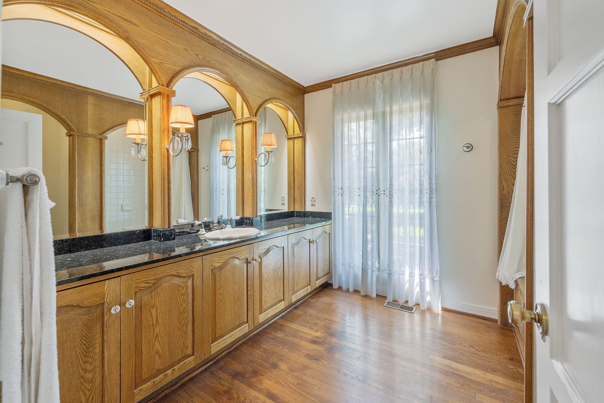 1409 W Beverly Dr, Visalia, CA 93277