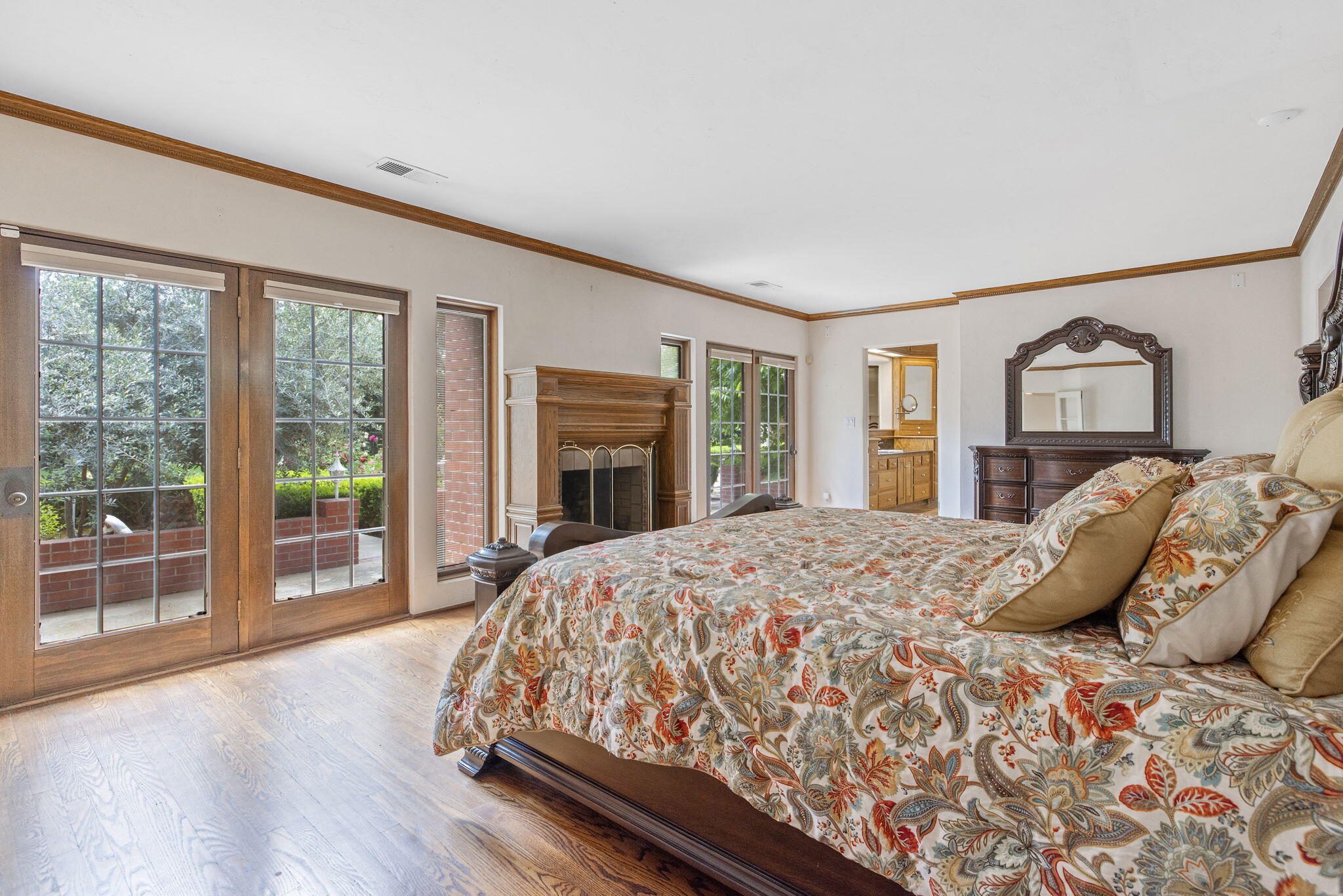 1409 W Beverly Dr, Visalia, CA 93277