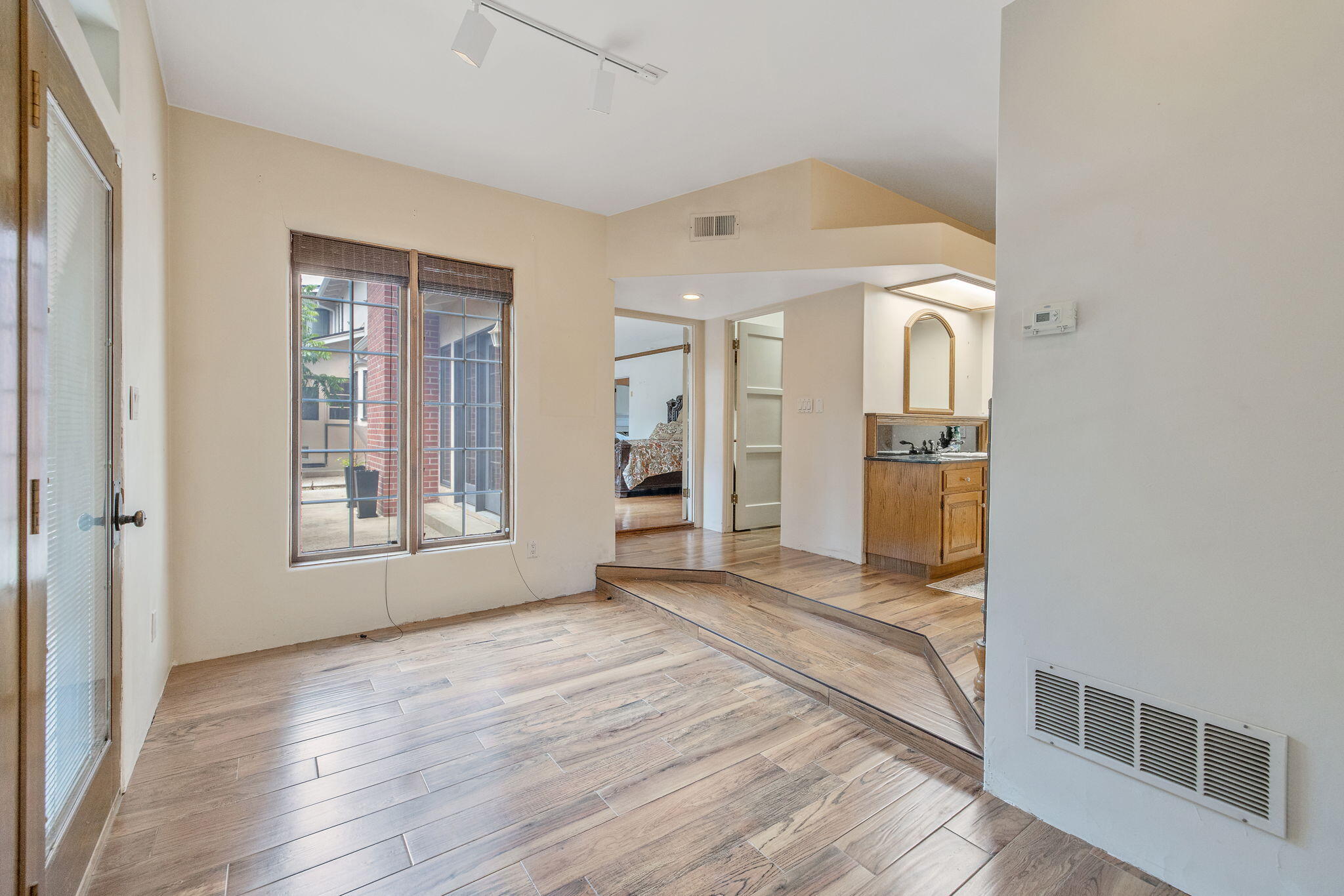 1409 W Beverly Dr, Visalia, CA 93277