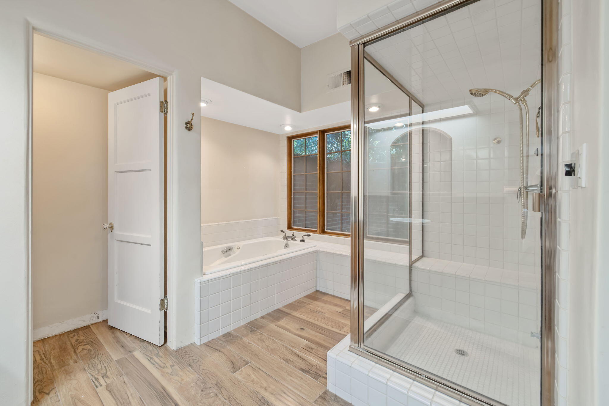 1409 W Beverly Dr, Visalia, CA 93277