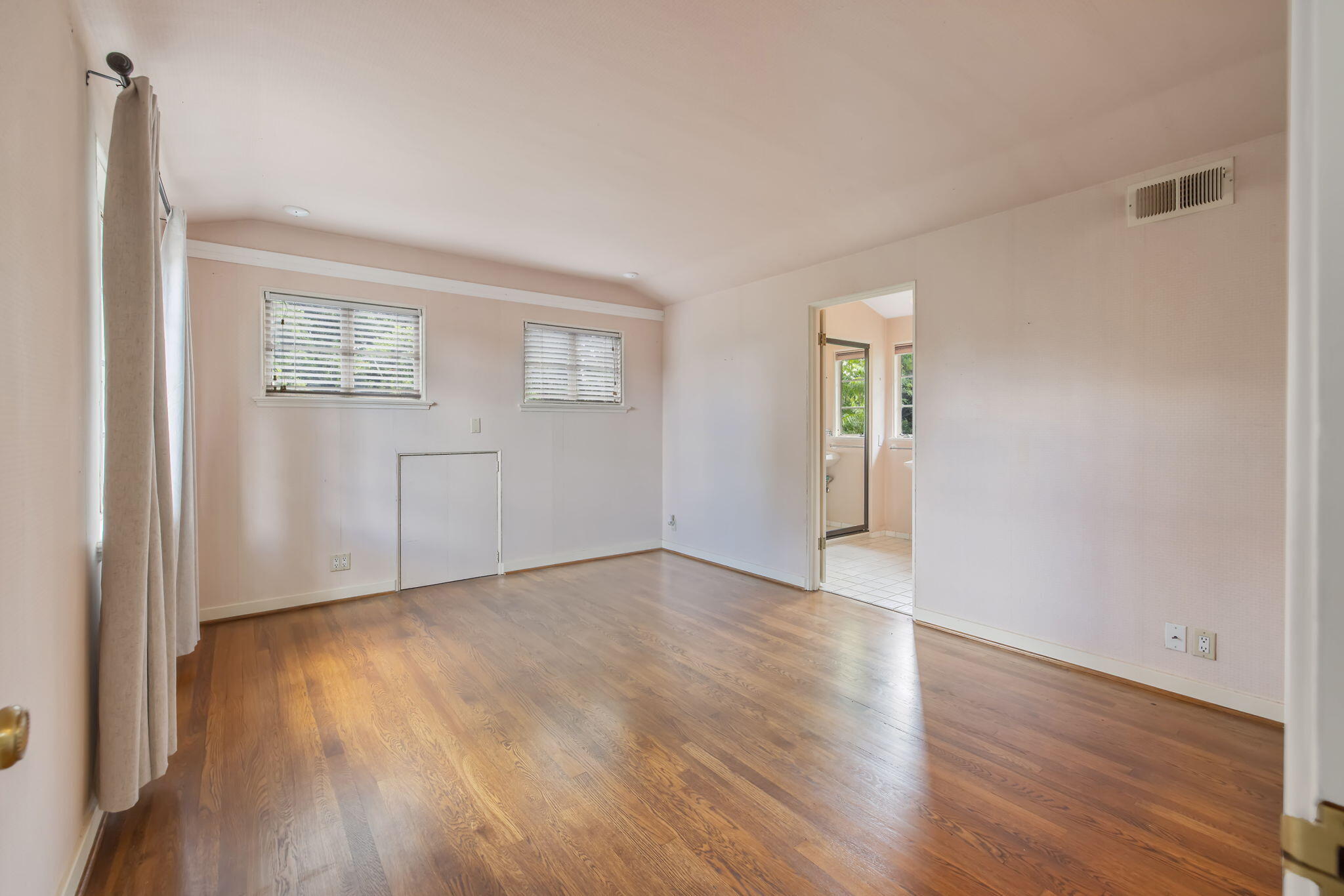 1409 W Beverly Dr, Visalia, CA 93277