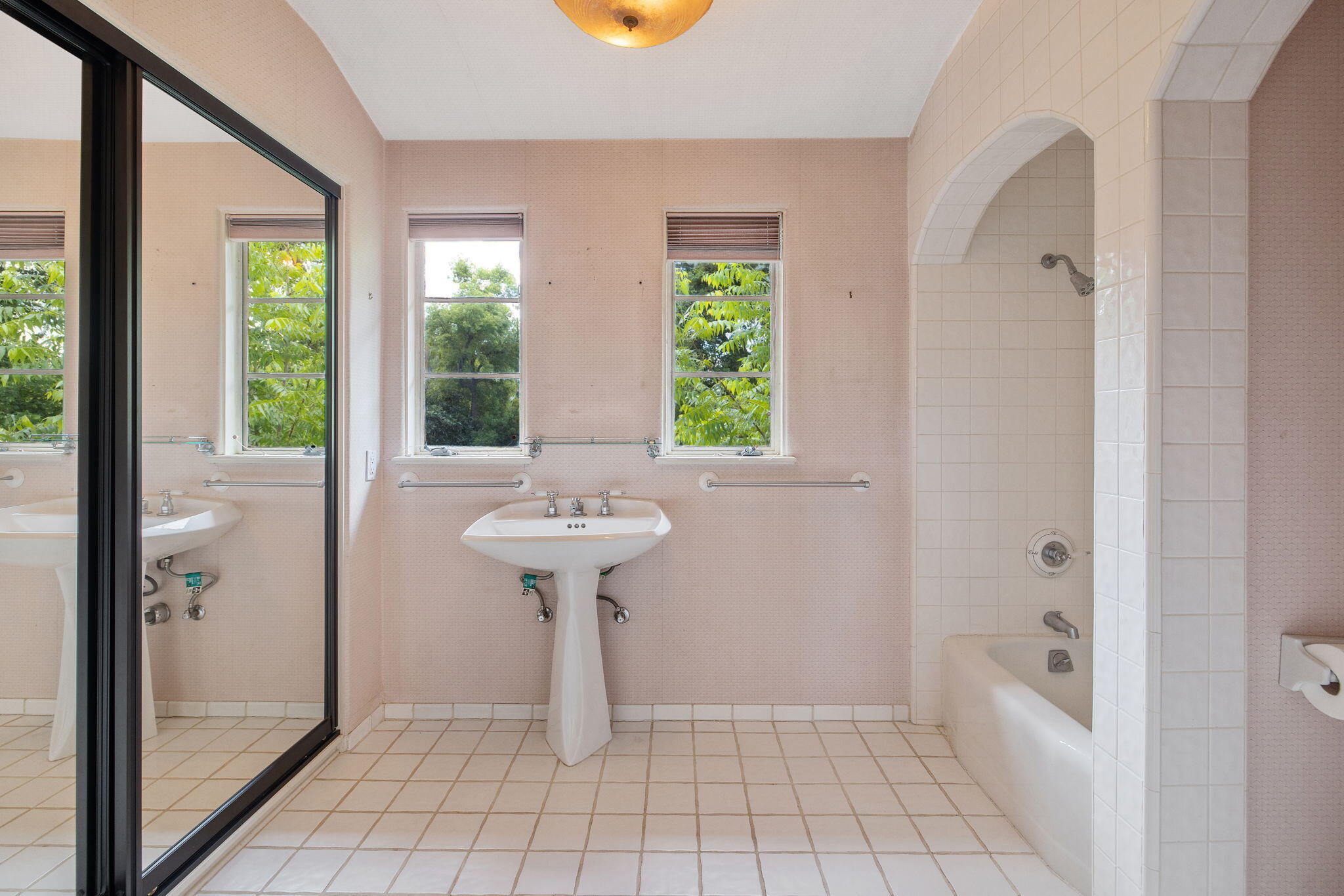1409 W Beverly Dr, Visalia, CA 93277