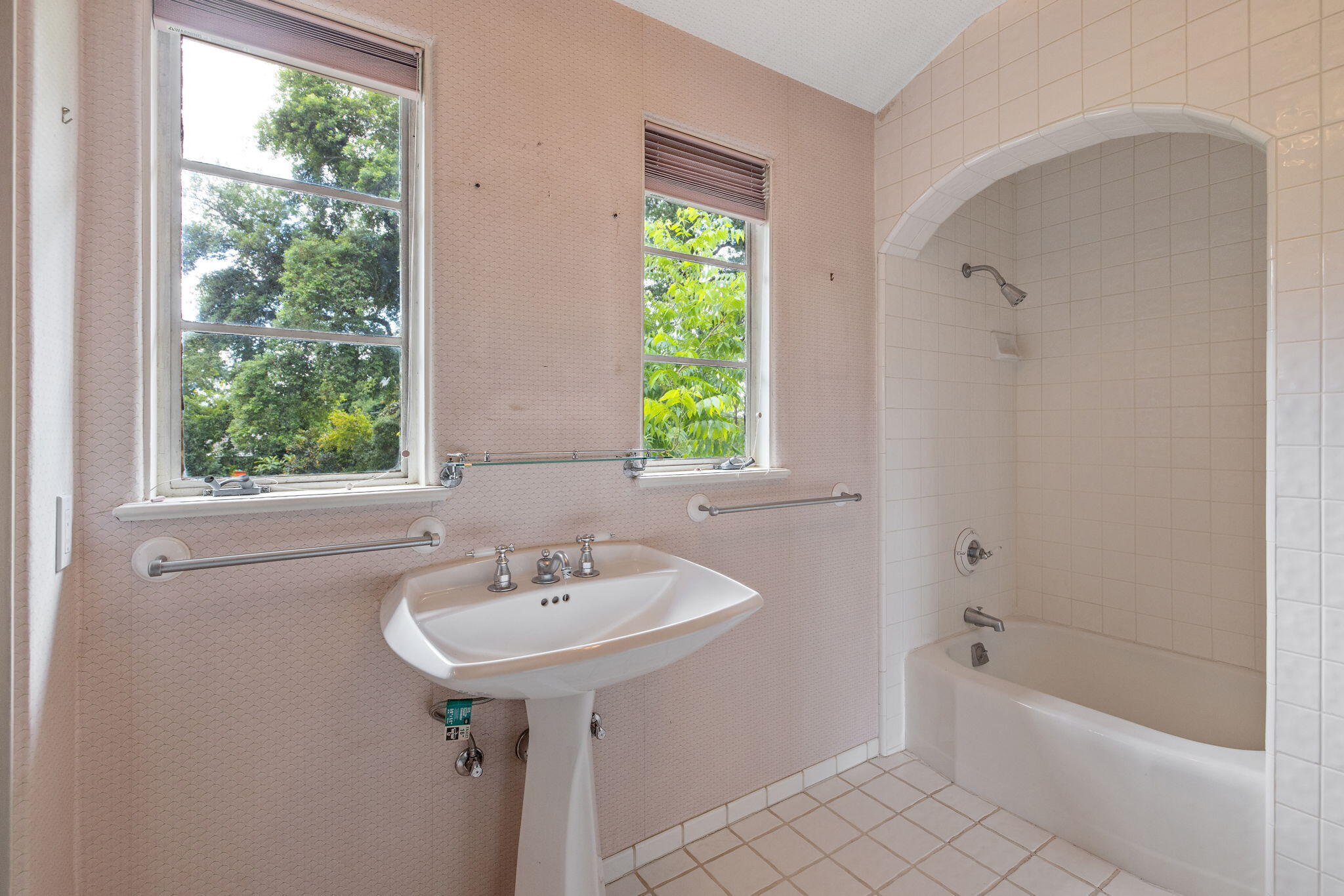 1409 W Beverly Dr, Visalia, CA 93277