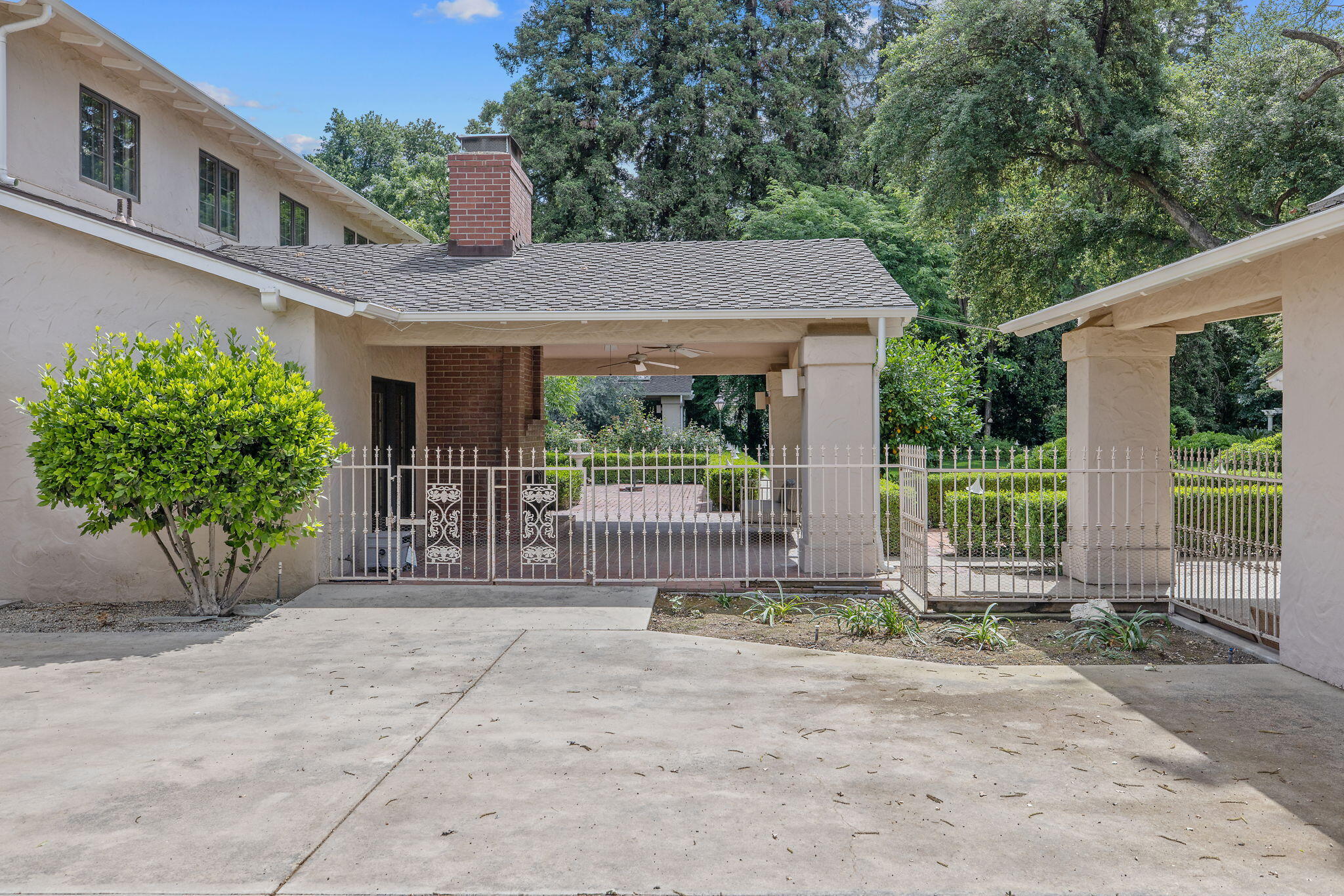 1409 W Beverly Dr, Visalia, CA 93277