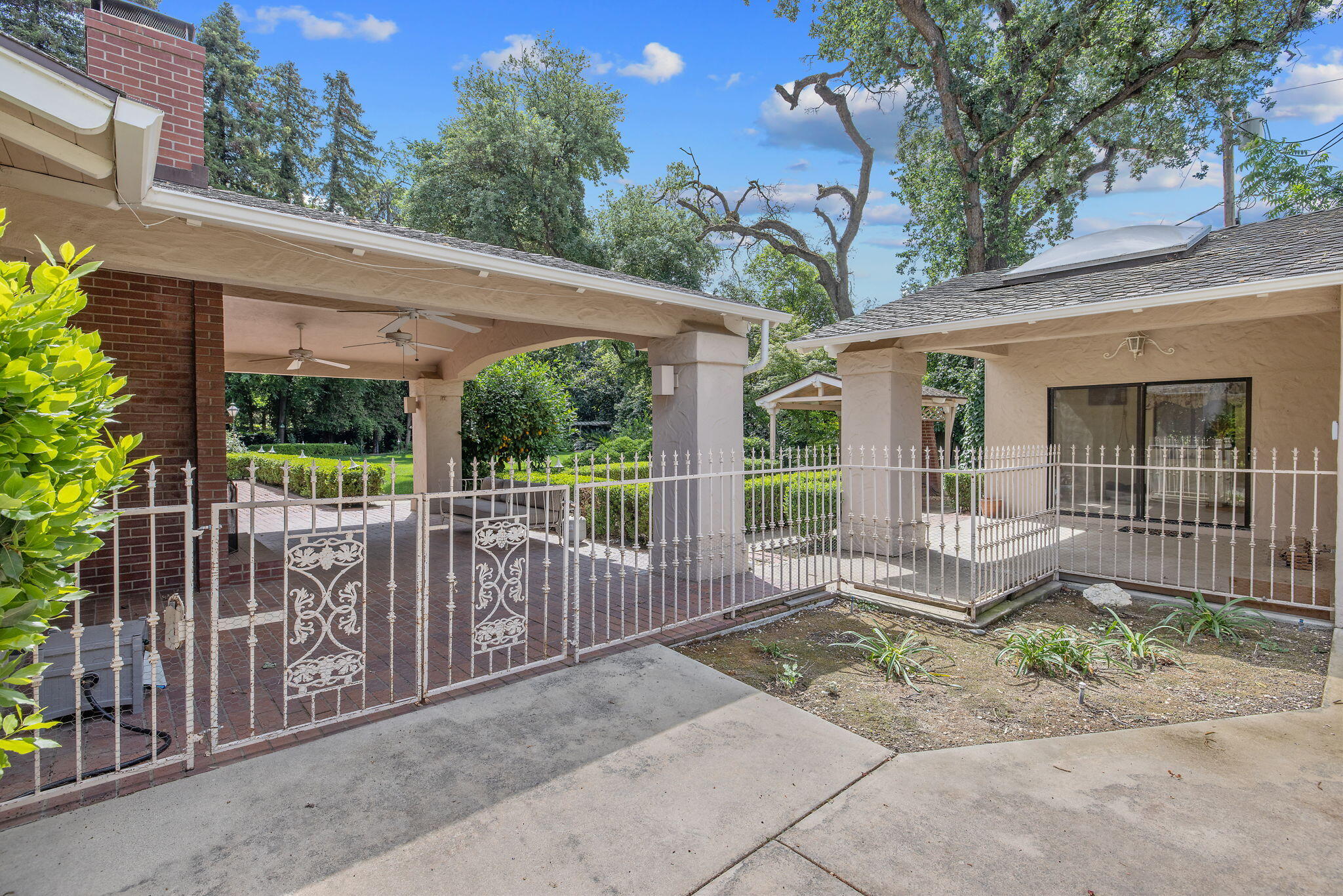 1409 W Beverly Dr, Visalia, CA 93277