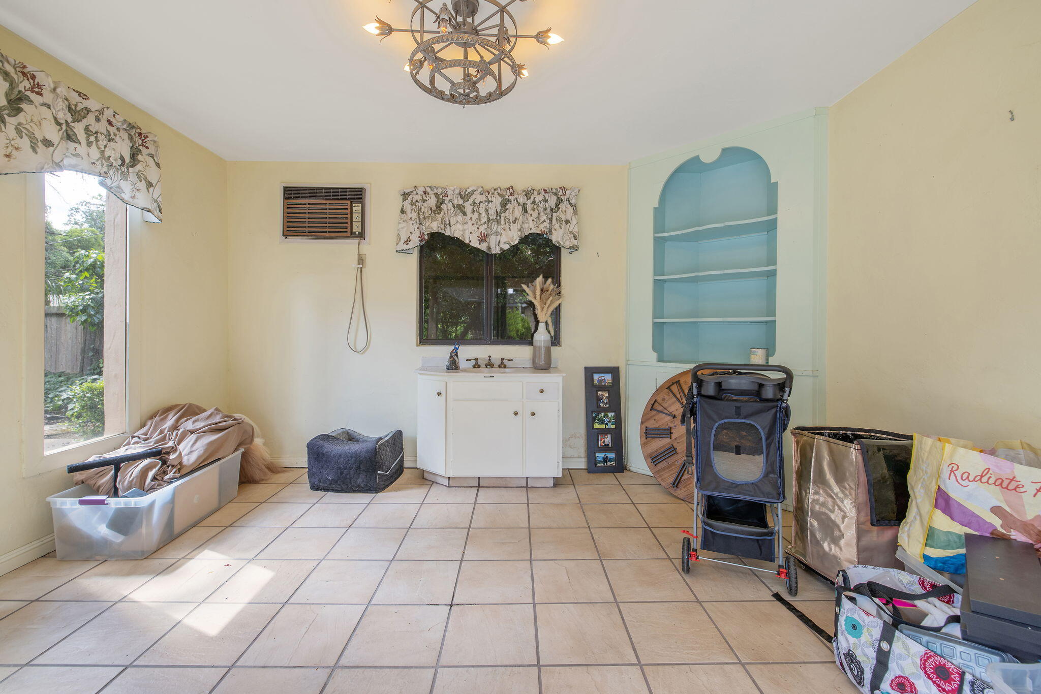 1409 W Beverly Dr, Visalia, CA 93277