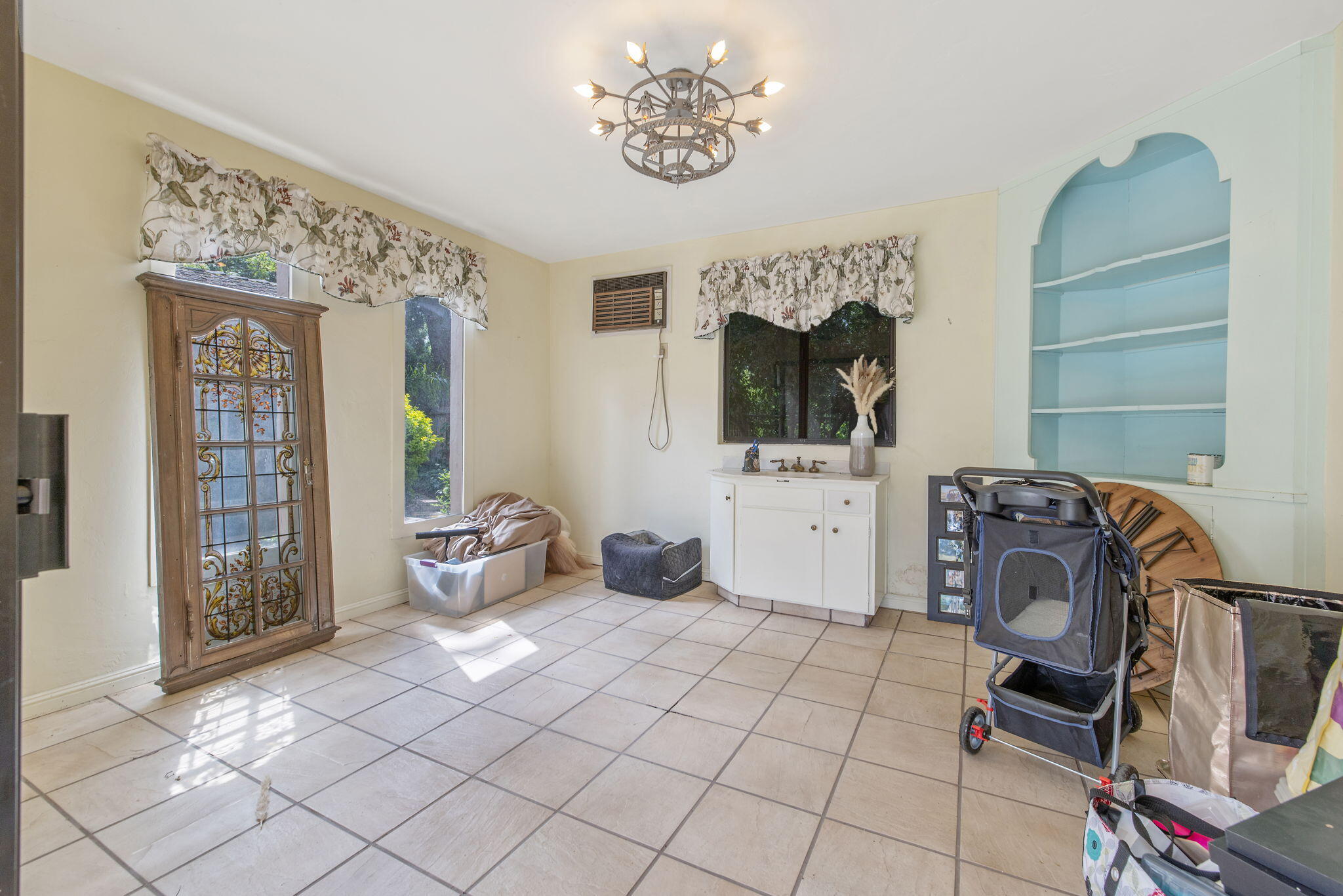 1409 W Beverly Dr, Visalia, CA 93277