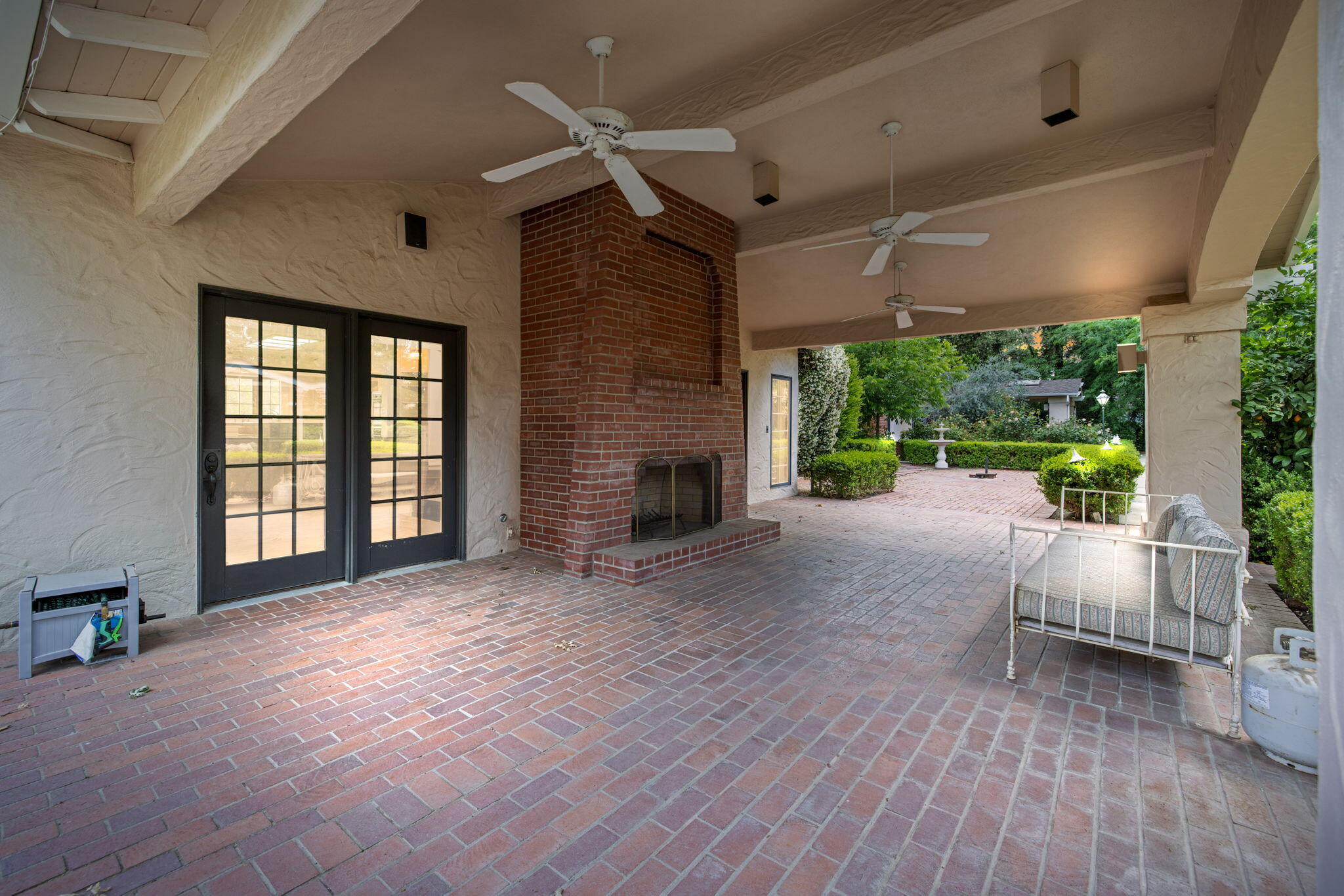 1409 W Beverly Dr, Visalia, CA 93277