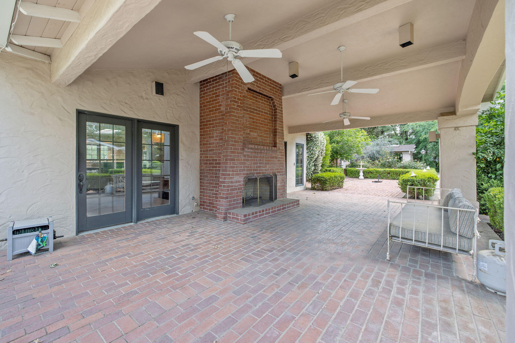 1409 W Beverly Dr, Visalia, CA 93277