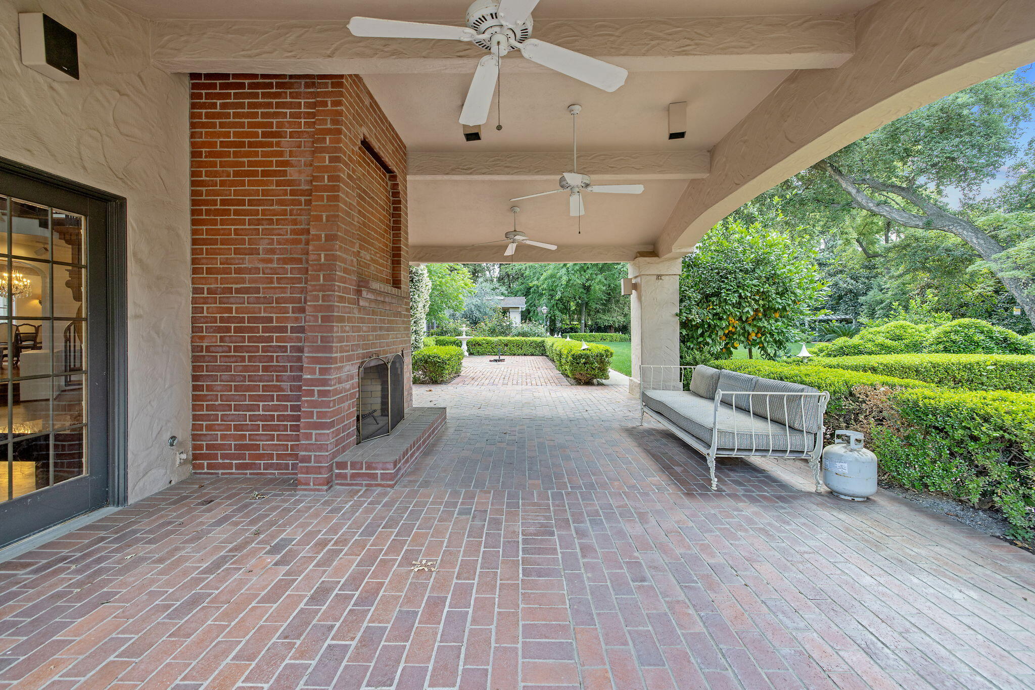 1409 W Beverly Dr, Visalia, CA 93277