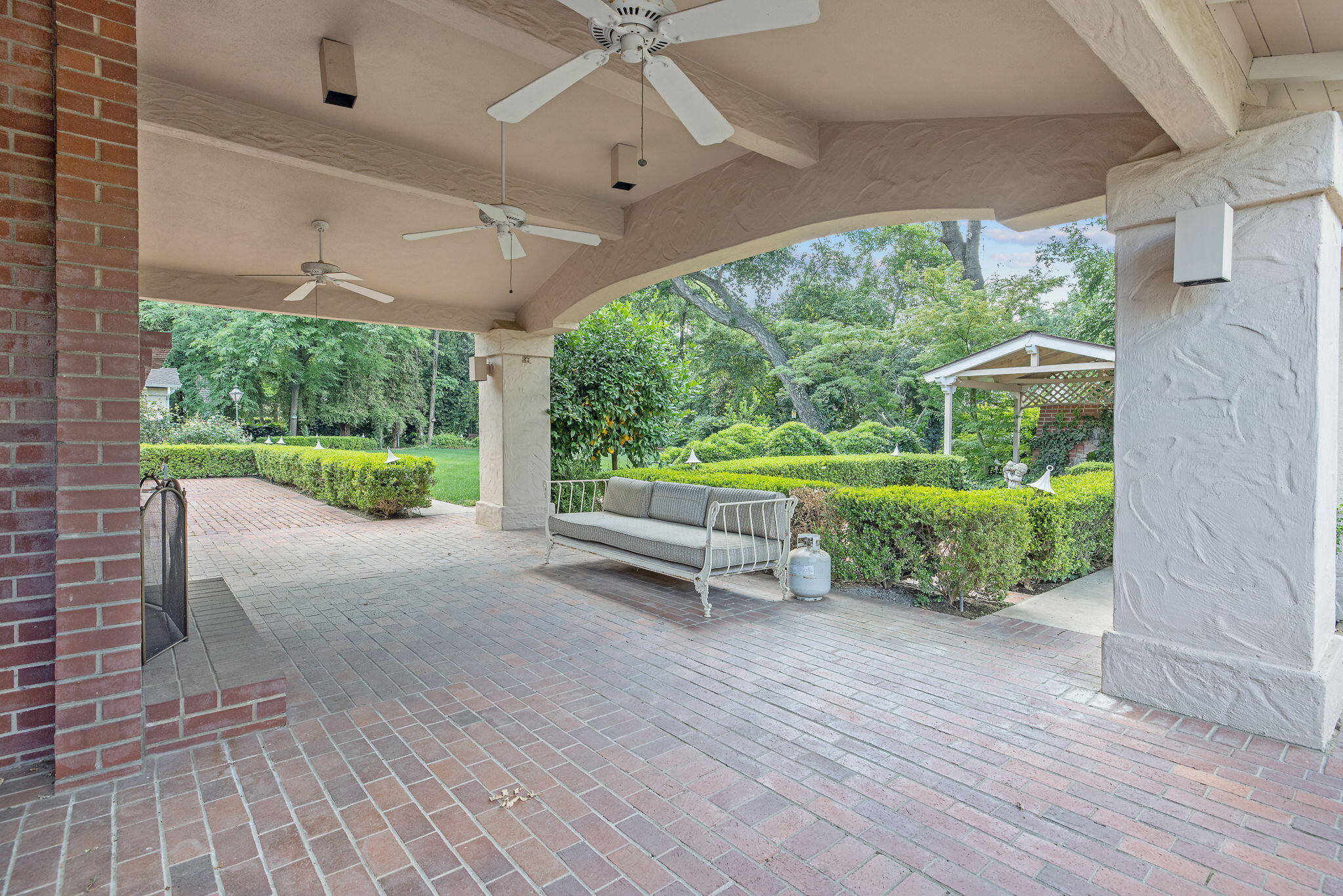 1409 W Beverly Dr, Visalia, CA 93277