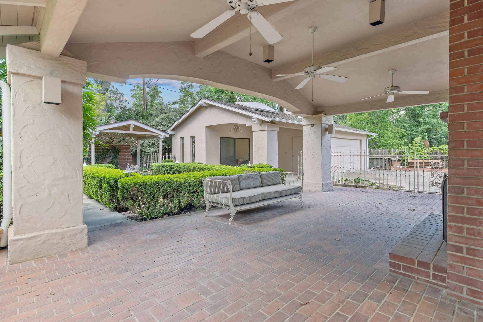1409 W Beverly Dr, Visalia, CA 93277