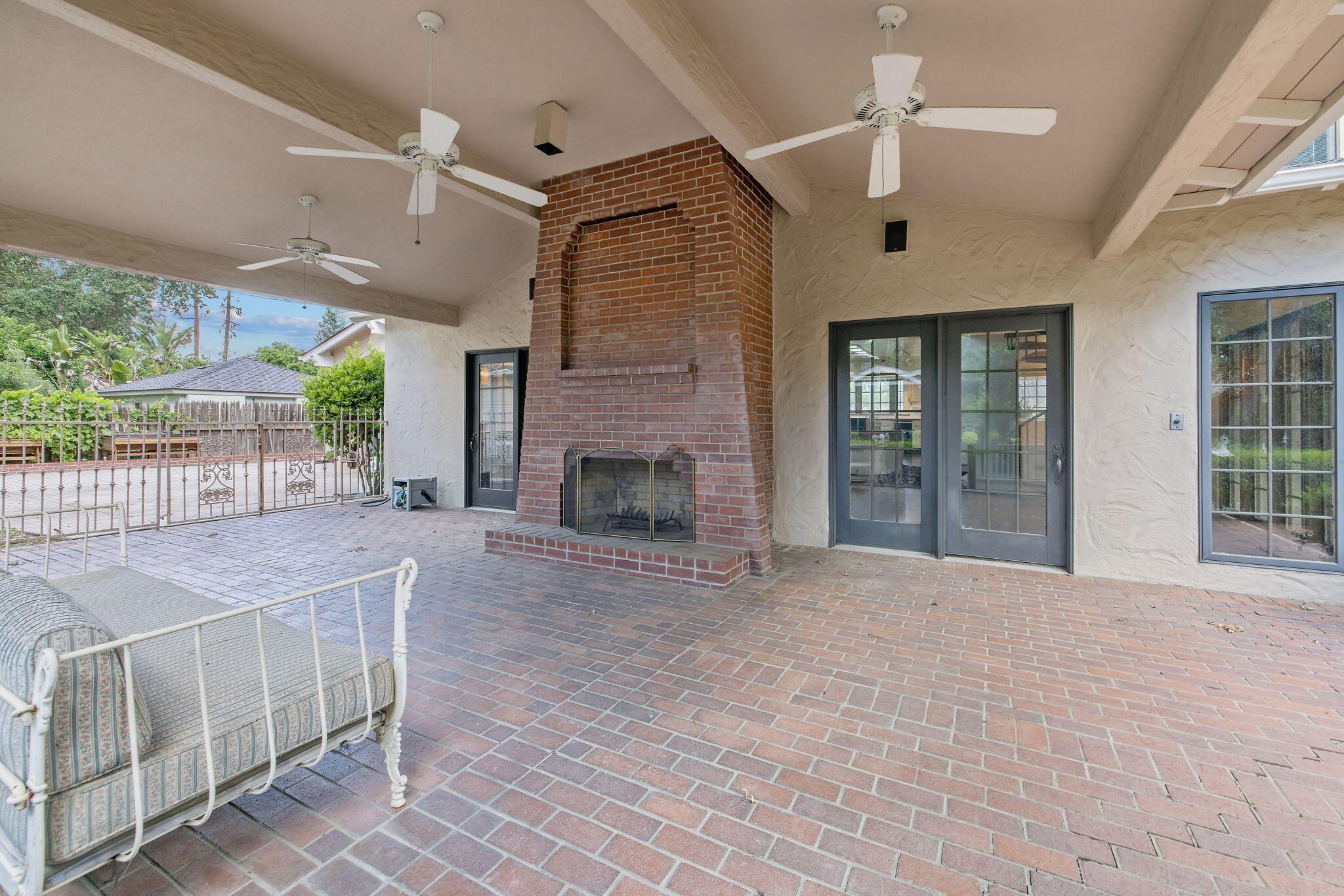 1409 W Beverly Dr, Visalia, CA 93277