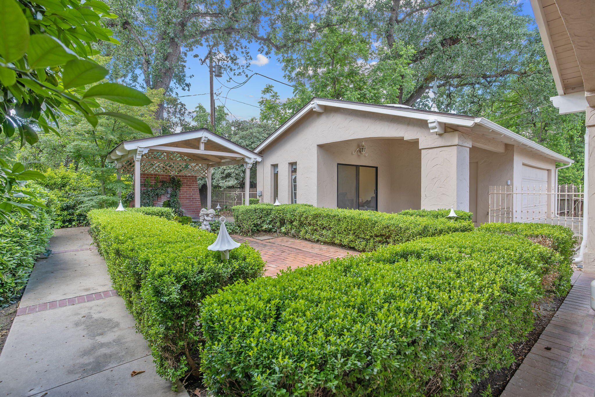 1409 W Beverly Dr, Visalia, CA 93277