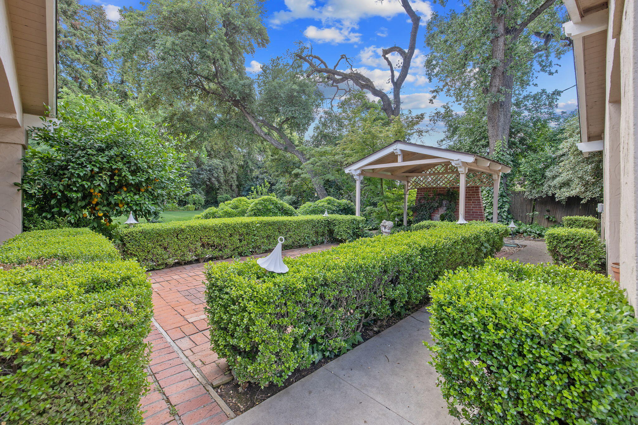 1409 W Beverly Dr, Visalia, CA 93277
