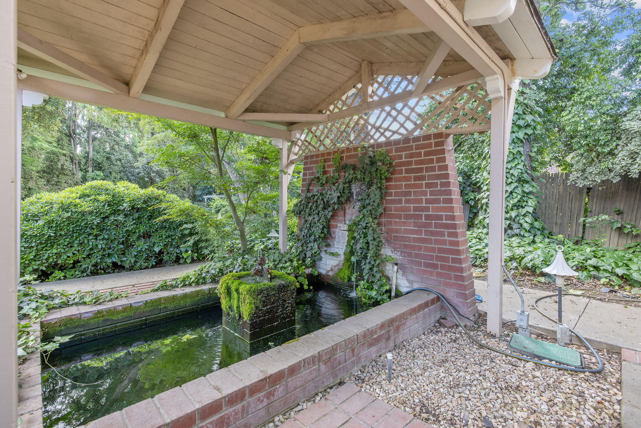 1409 W Beverly Dr, Visalia, CA 93277