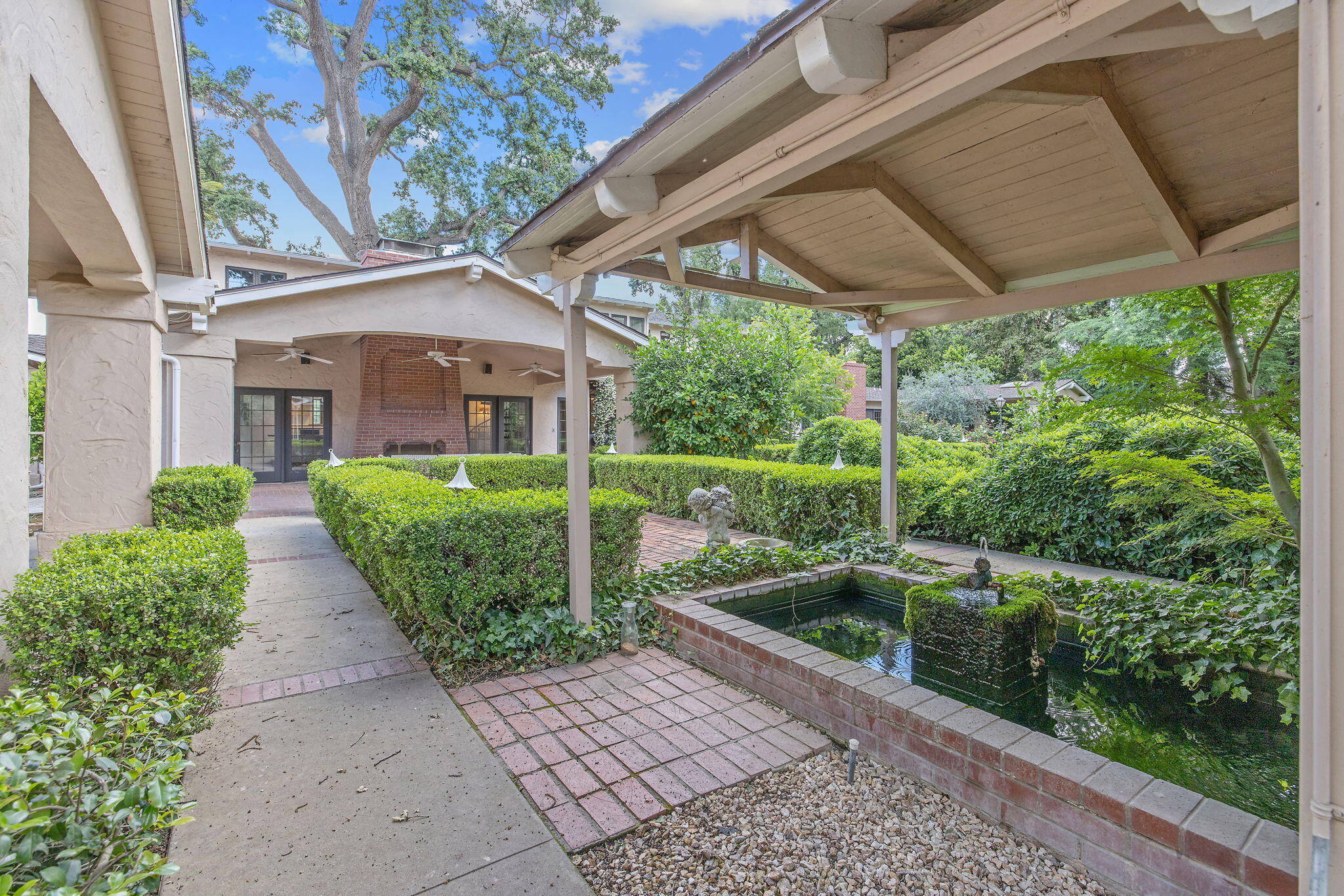 1409 W Beverly Dr, Visalia, CA 93277