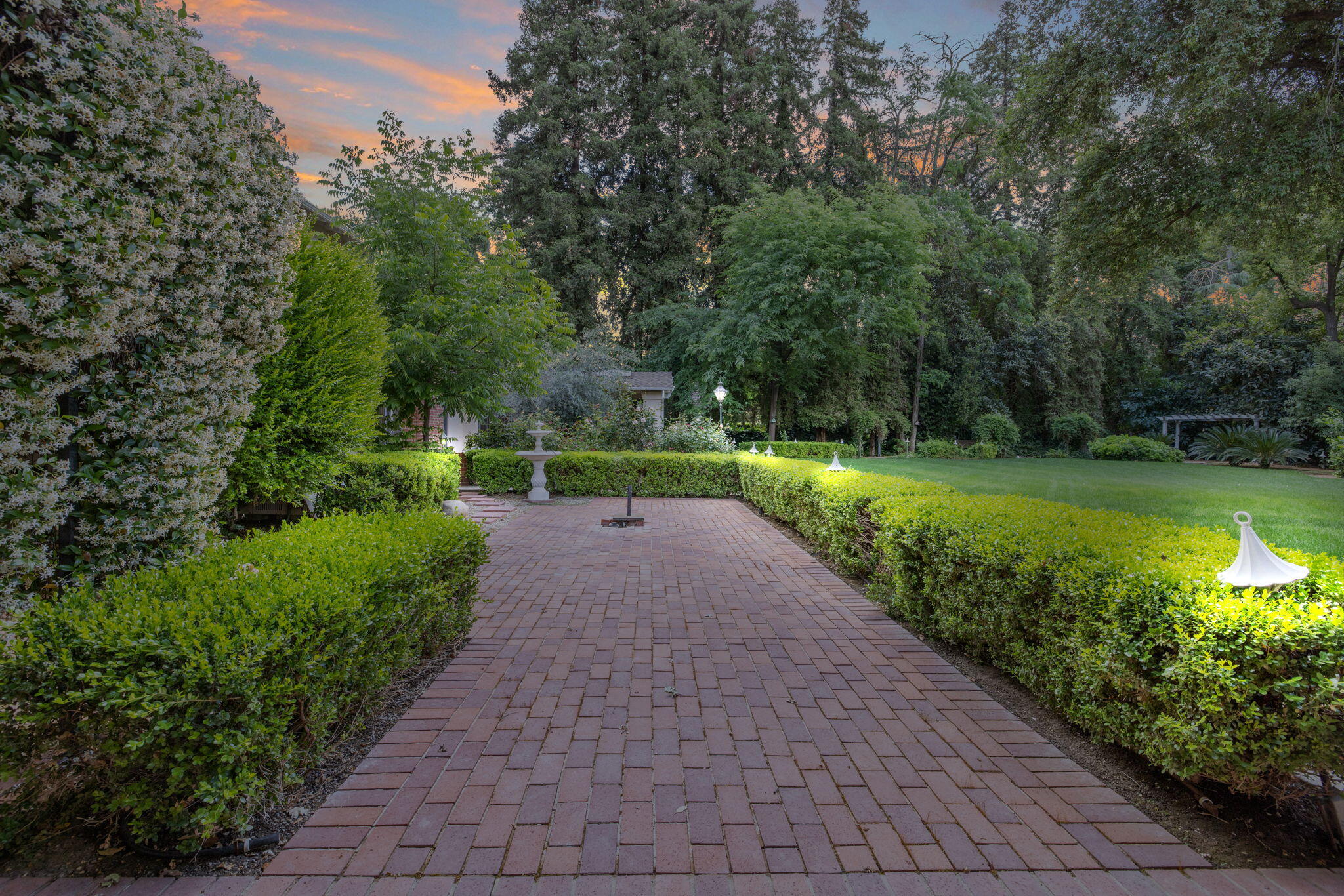 1409 W Beverly Dr, Visalia, CA 93277
