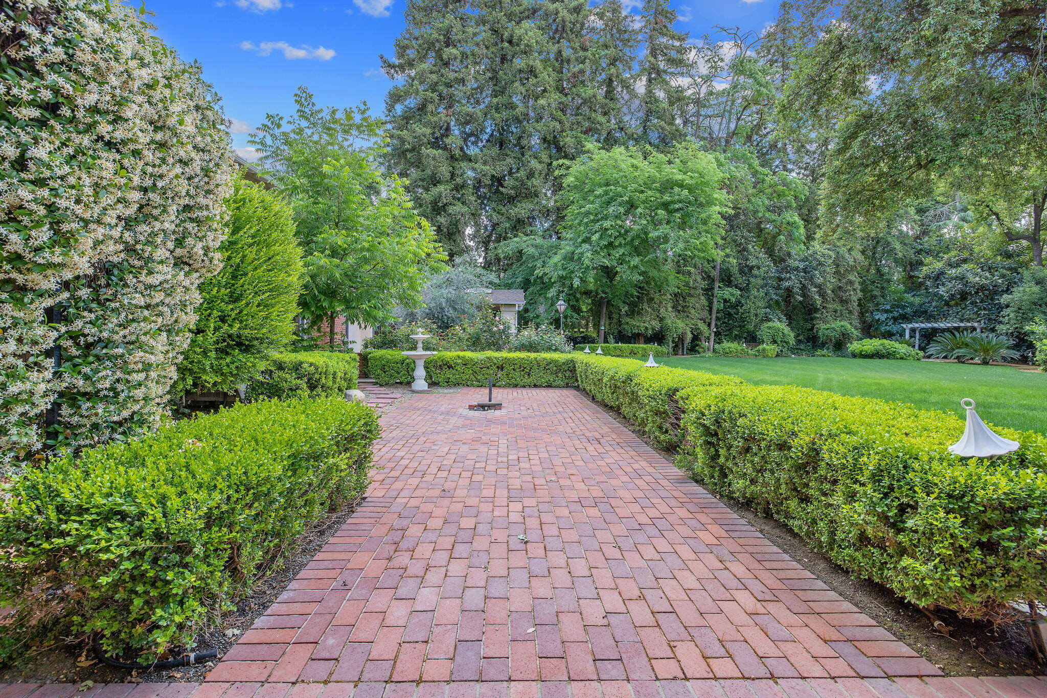1409 W Beverly Dr, Visalia, CA 93277