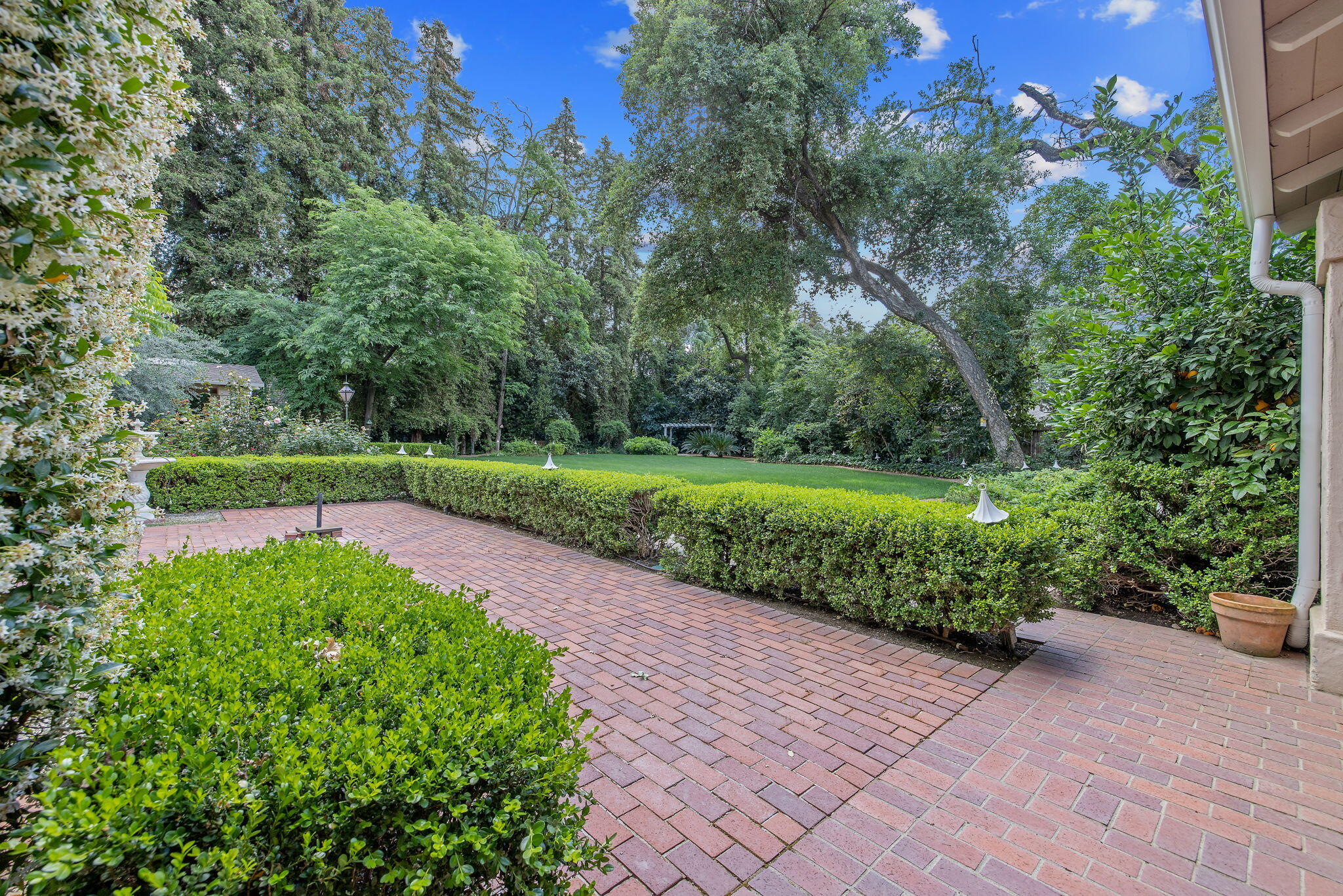 1409 W Beverly Dr, Visalia, CA 93277