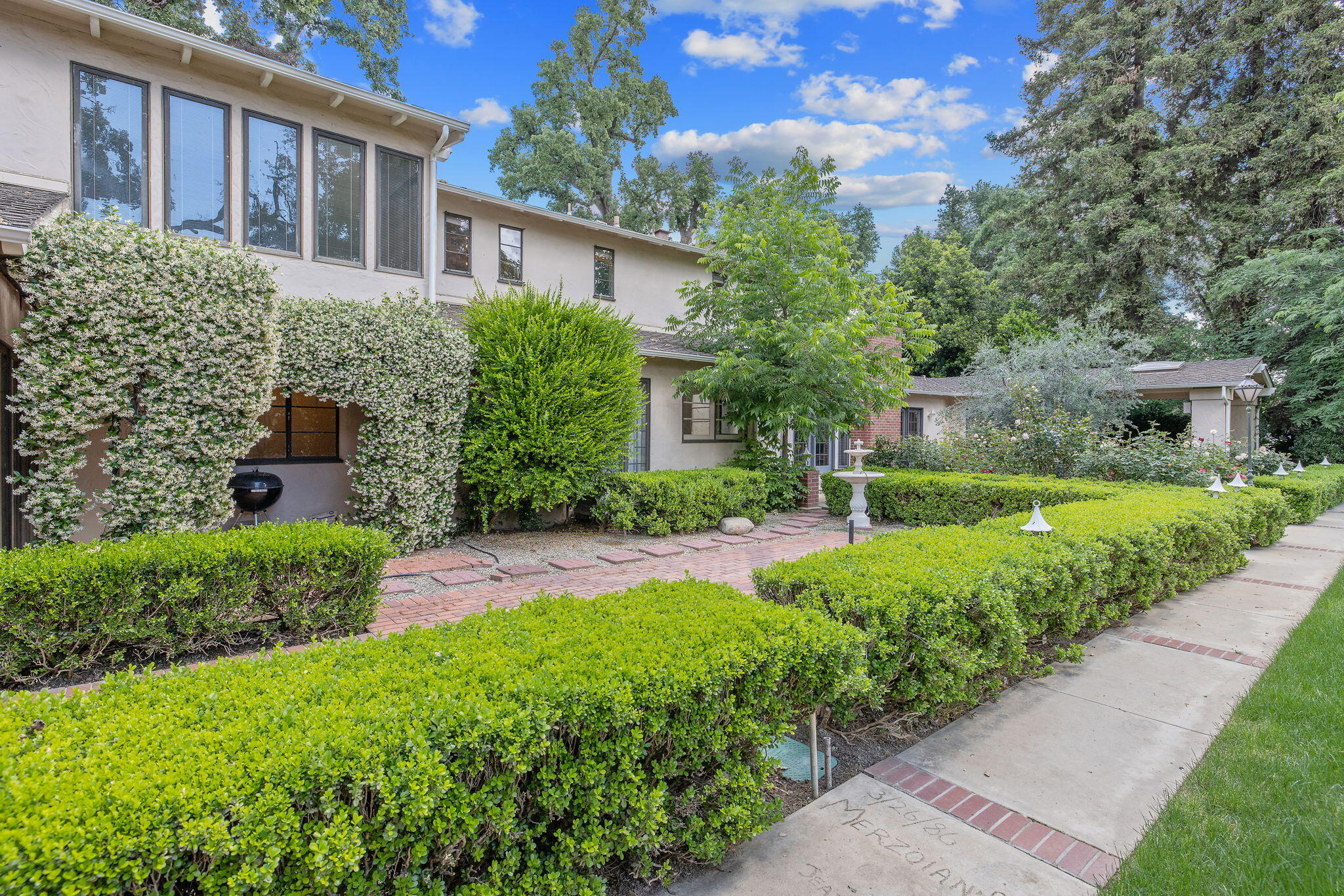 1409 W Beverly Dr, Visalia, CA 93277