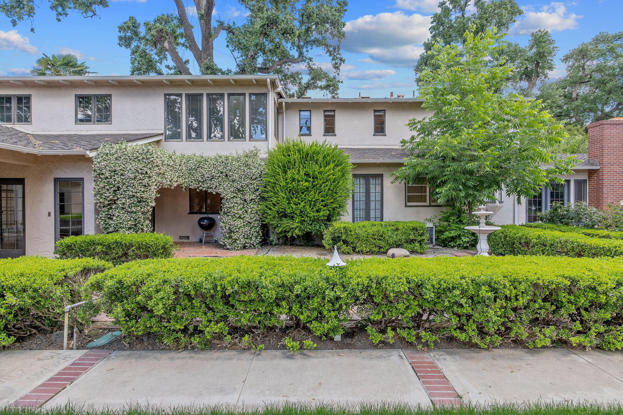 1409 W Beverly Dr, Visalia, CA 93277