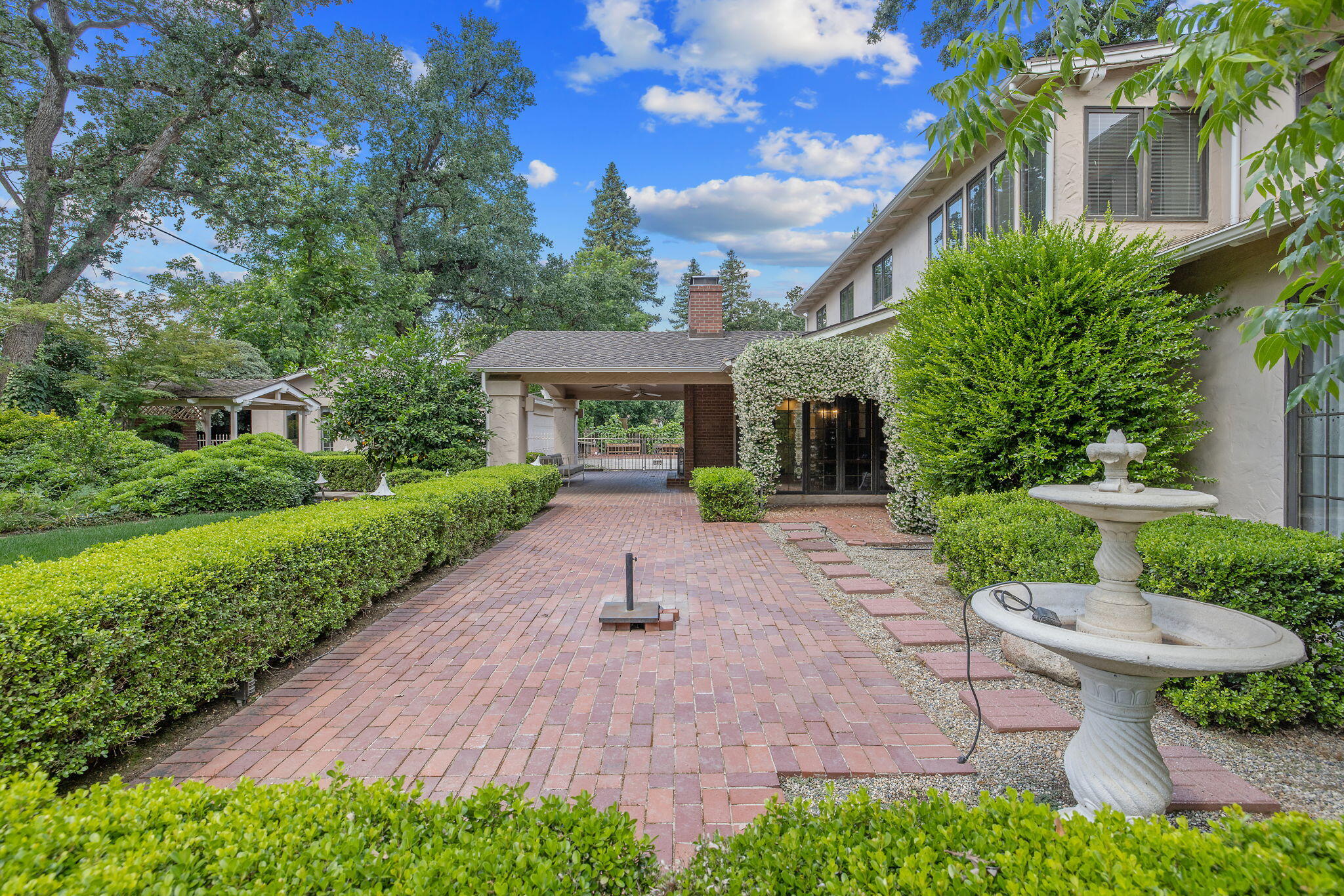 1409 W Beverly Dr, Visalia, CA 93277