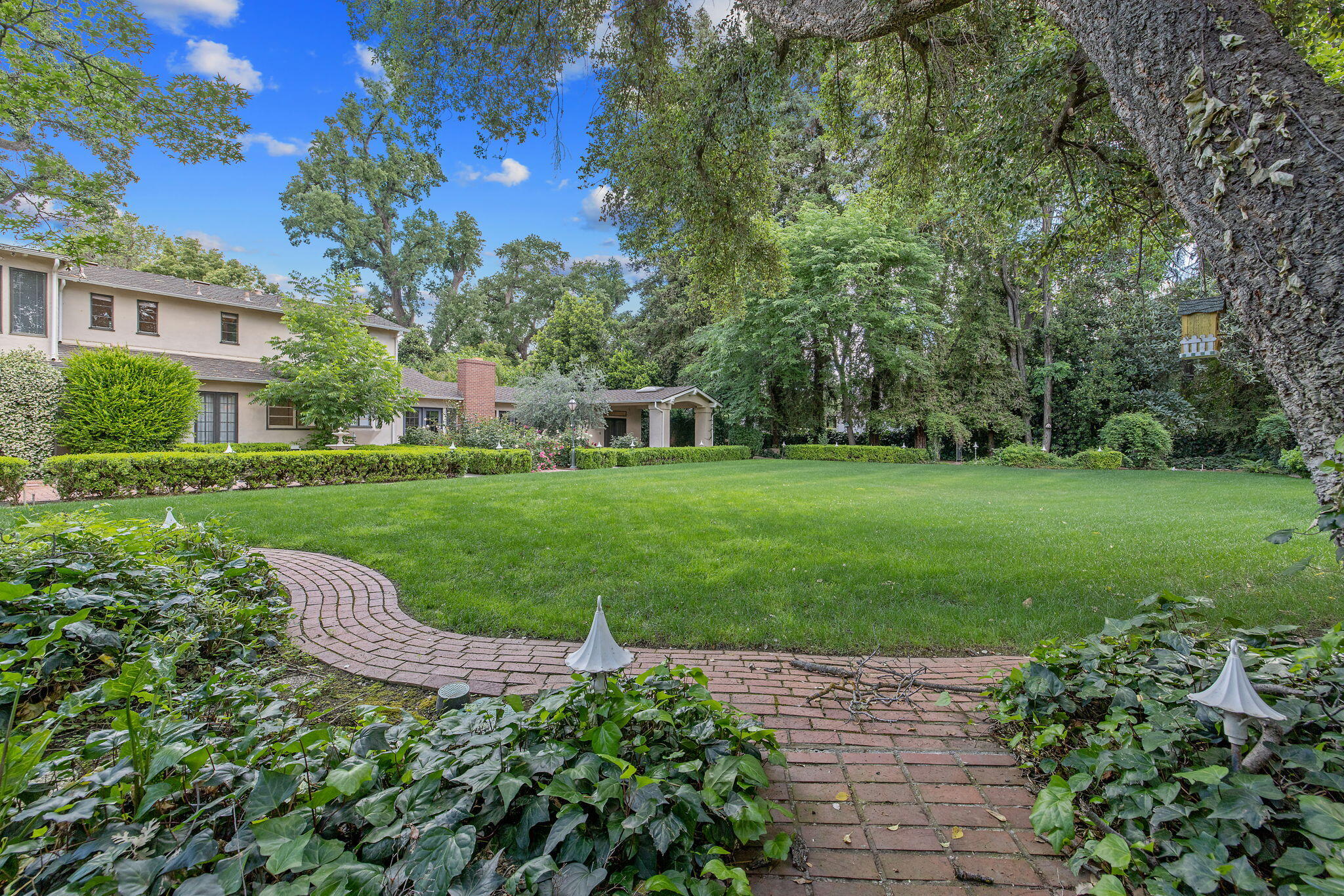 1409 W Beverly Dr, Visalia, CA 93277