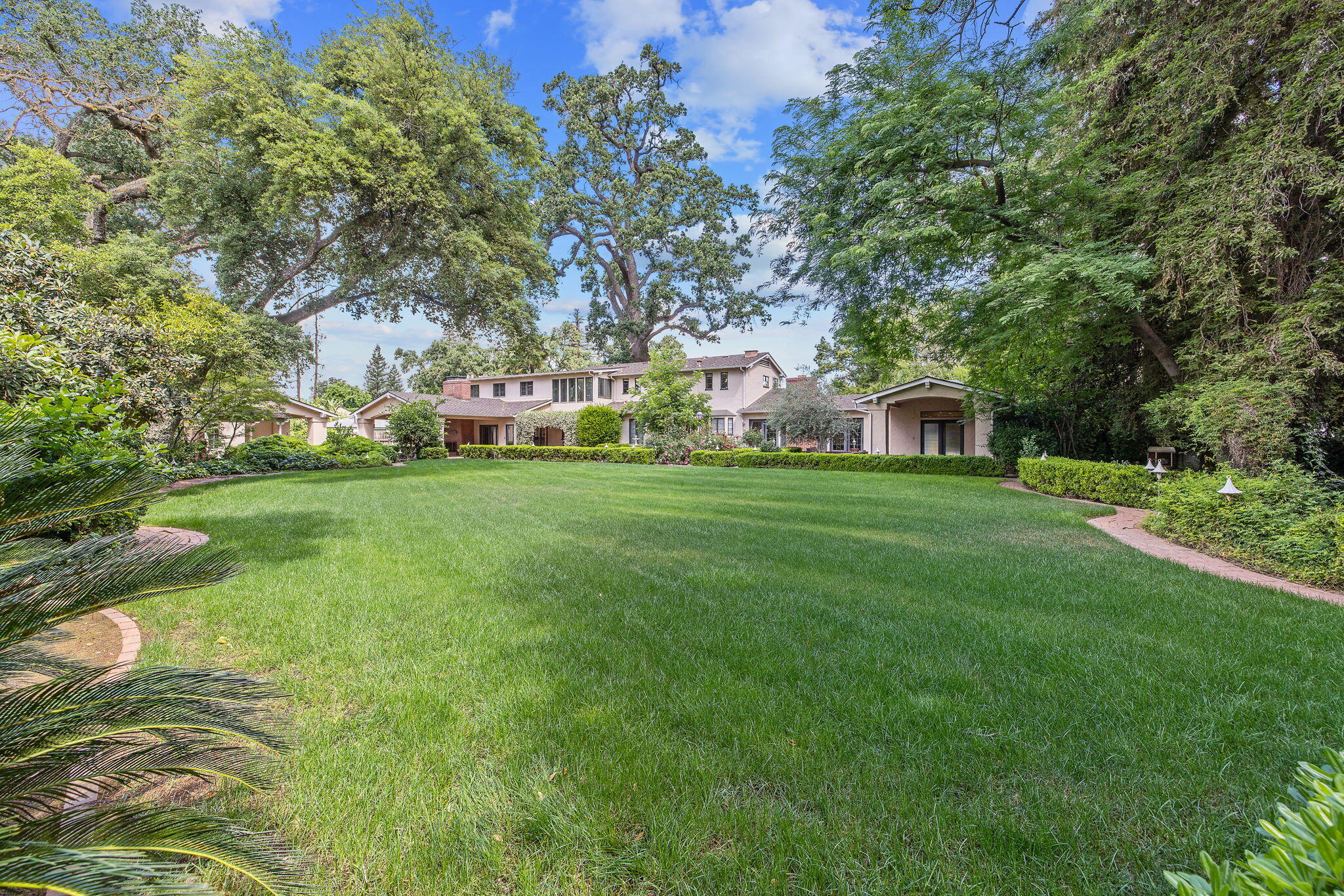 1409 W Beverly Dr, Visalia, CA 93277