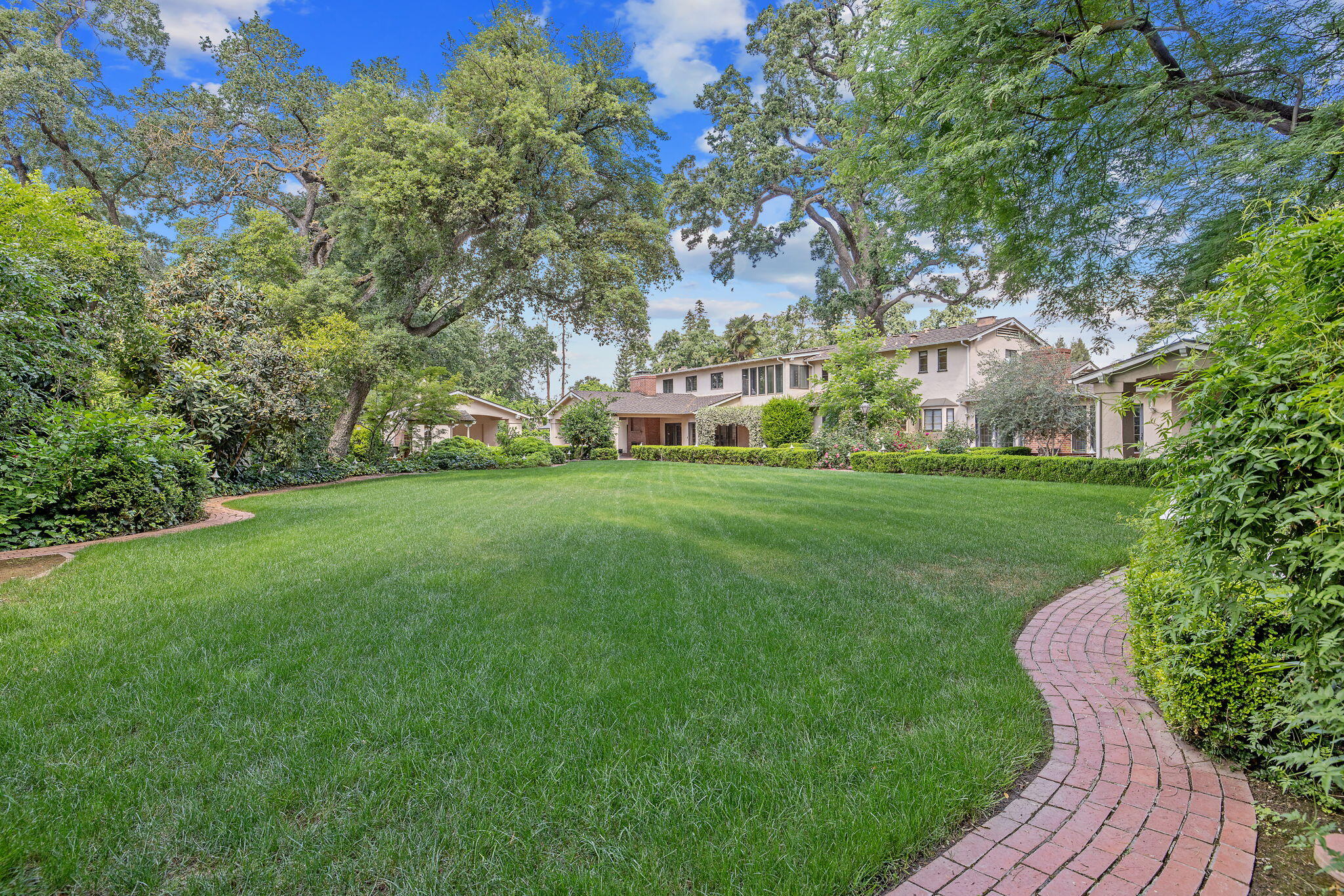 1409 W Beverly Dr, Visalia, CA 93277