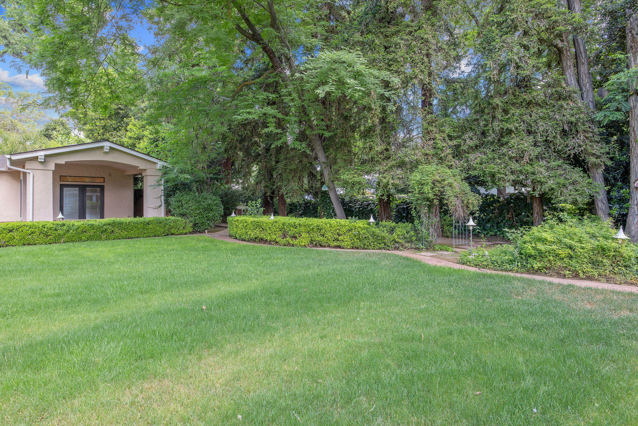 1409 W Beverly Dr, Visalia, CA 93277