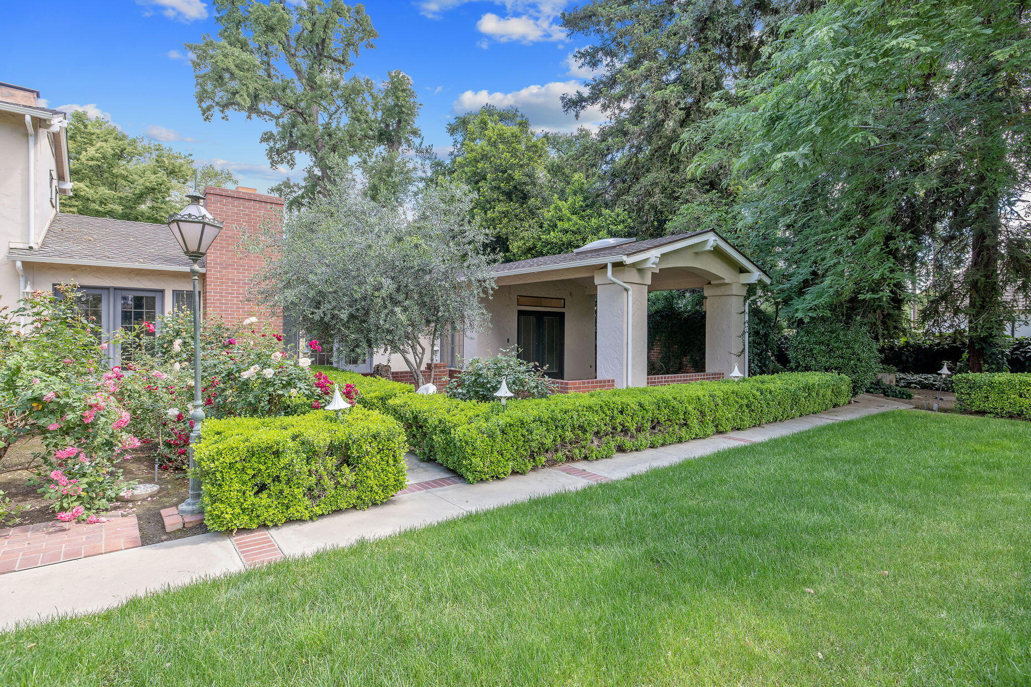 1409 W Beverly Dr, Visalia, CA 93277