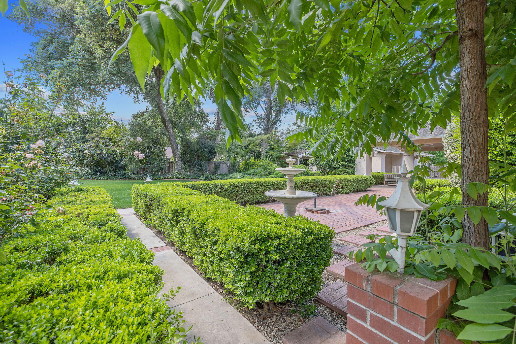 1409 W Beverly Dr, Visalia, CA 93277