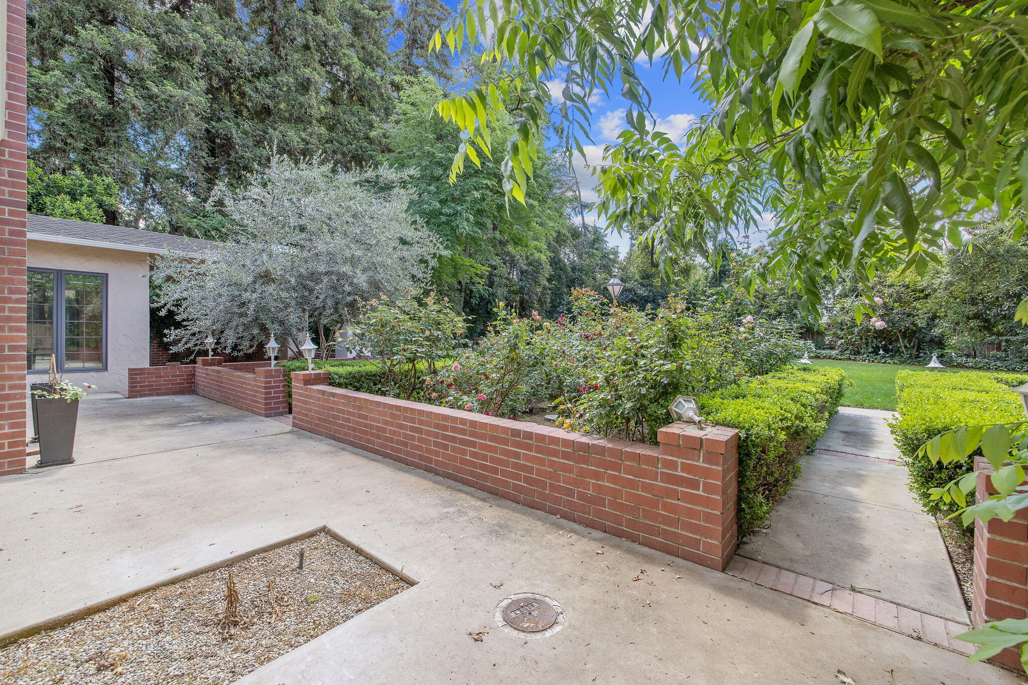 1409 W Beverly Dr, Visalia, CA 93277