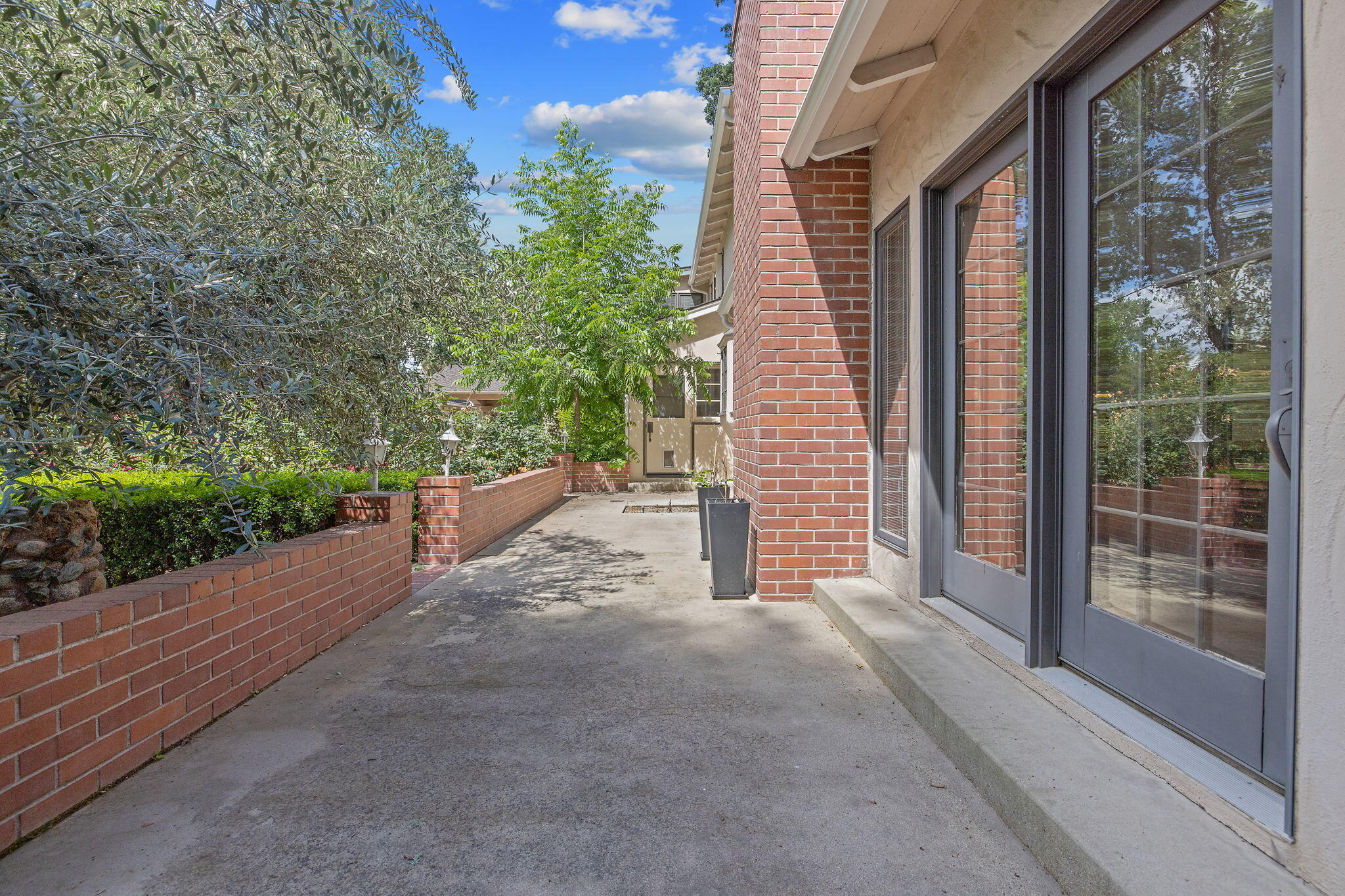 1409 W Beverly Dr, Visalia, CA 93277