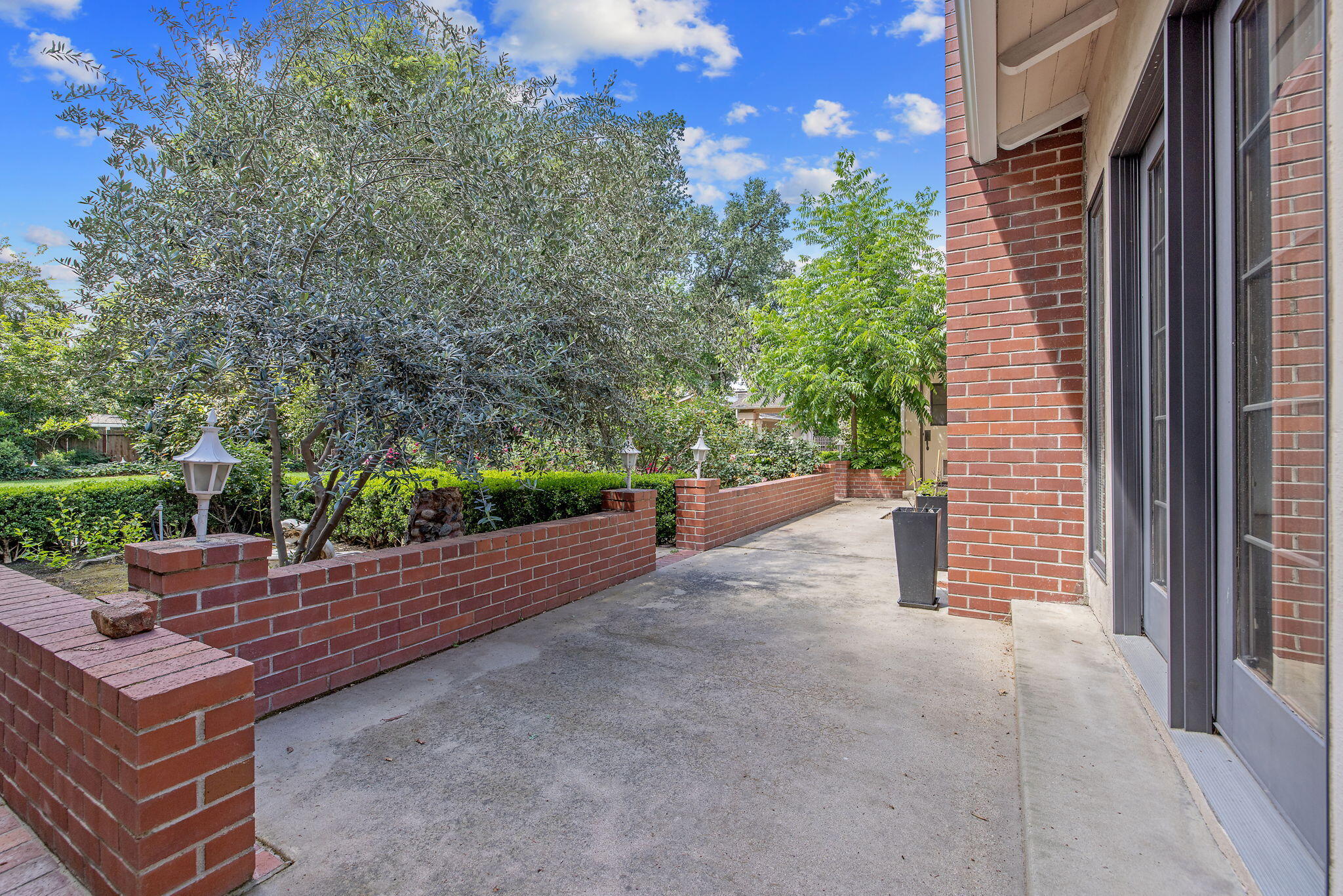 1409 W Beverly Dr, Visalia, CA 93277